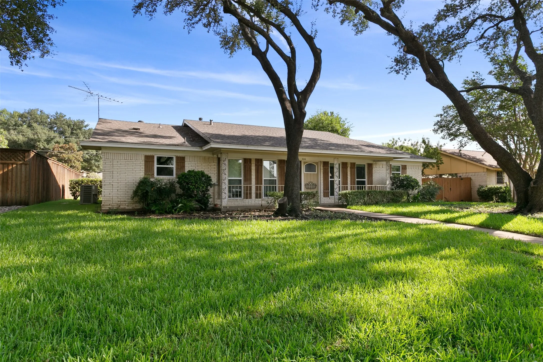 Single Family Residence For Rent in Collin County , 406 Pleasant Valley Lane, Richardson, Texas 75080, 4 Bedroom, 2 Bathroom, 2 Garage spaces, 1,616 Sqft, built in 1970, mls#21318867, Real Estate Agent in Richardson, Homes For Rent in Collin county, Homes For Rent in Richardson, Realtor in Richardson Texas, Real Estate Brokerage Independent Realty Texas, Luminita Cordes Realtor