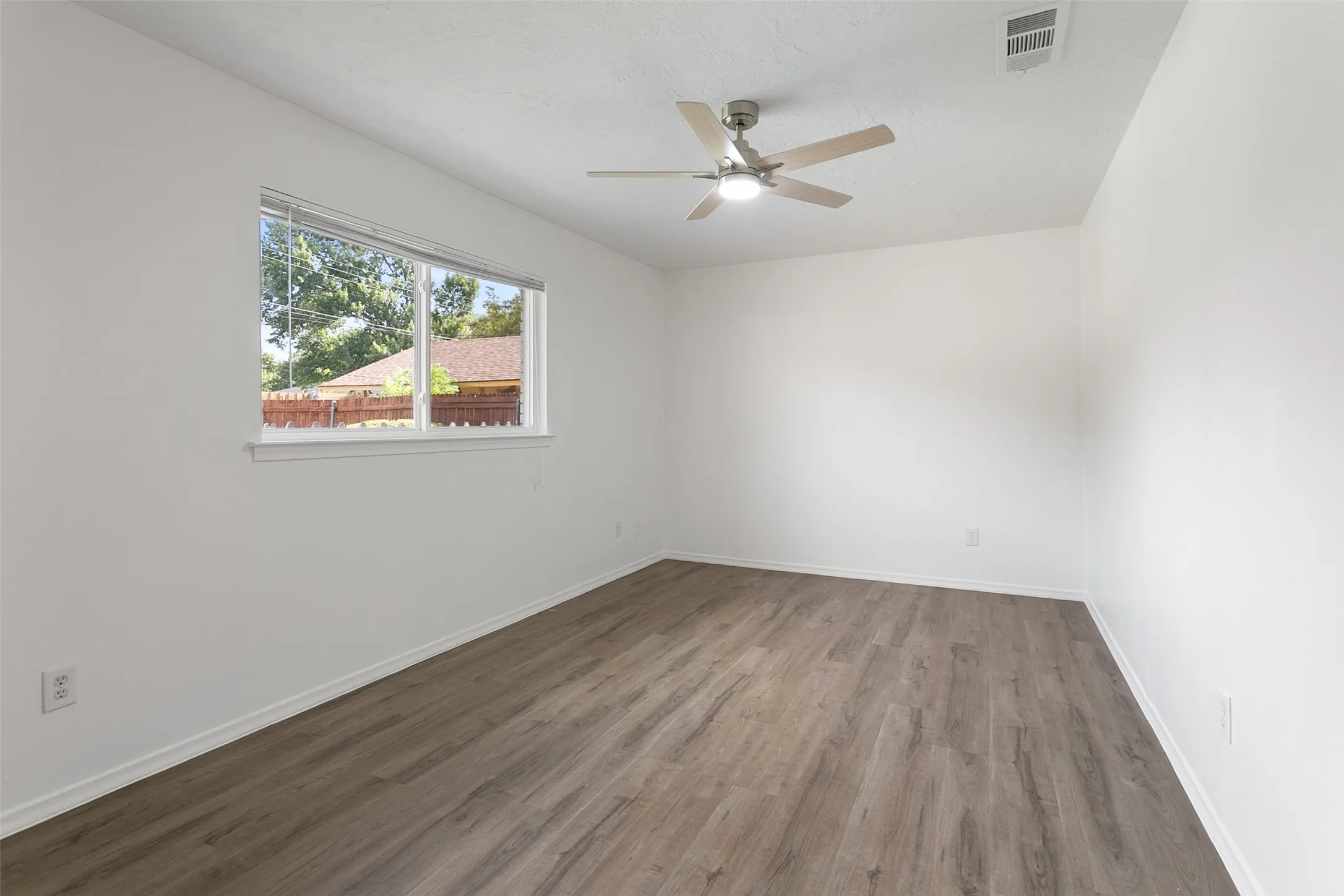 Single Family Residence For Rent in Collin County , 406 Pleasant Valley Lane, Richardson, Texas 75080, 4 Bedroom, 2 Bathroom, 2 Garage spaces, 1,616 Sqft, built in 1970, mls#21318867, Real Estate Agent in Richardson, Homes For Rent in Collin county, Homes For Rent in Richardson, Realtor in Richardson Texas, Real Estate Brokerage Independent Realty Texas, Luminita Cordes Realtor