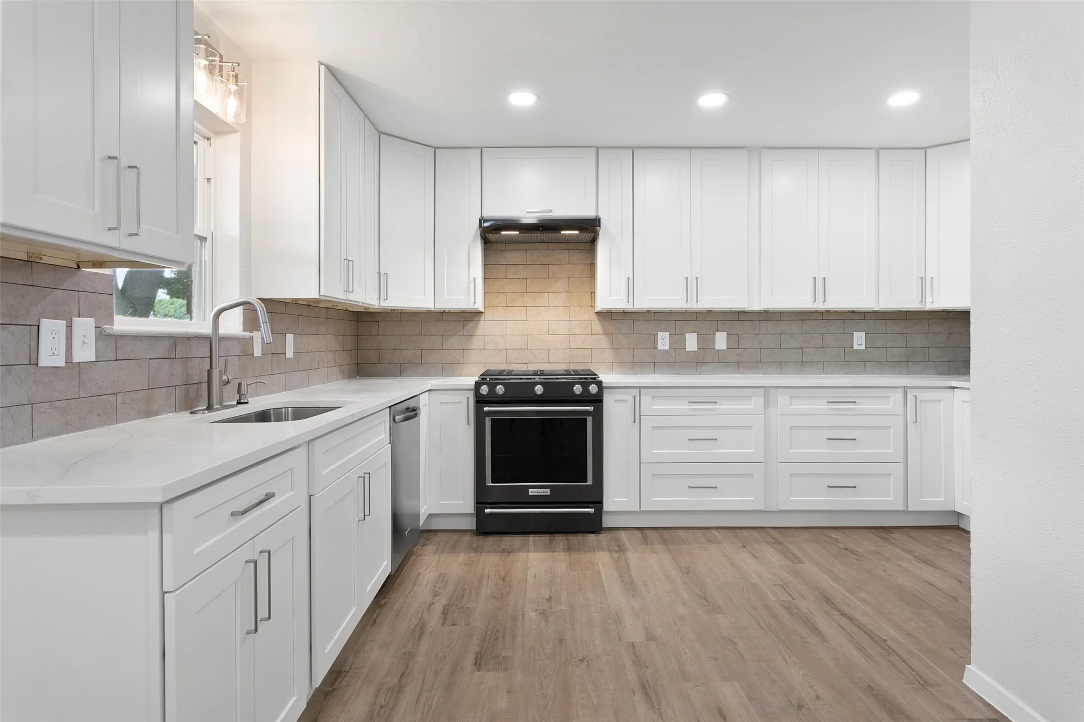 Single Family Residence For Rent in Collin County , 406 Pleasant Valley Lane, Richardson, Texas 75080, 4 Bedroom, 2 Bathroom, 2 Garage spaces, 1,616 Sqft, built in 1970, mls#21318867, Real Estate Agent in Richardson, Homes For Rent in Collin county, Homes For Rent in Richardson, Realtor in Richardson Texas, Real Estate Brokerage Independent Realty Texas, Luminita Cordes Realtor