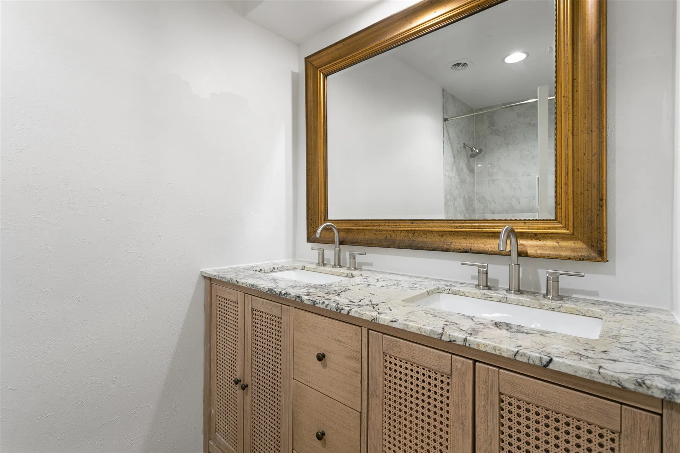 Single Family Residence For Rent in Collin County , 406 Pleasant Valley Lane, Richardson, Texas 75080, 4 Bedroom, 2 Bathroom, 2 Garage spaces, 1,616 Sqft, built in 1970, mls#21318867, Real Estate Agent in Richardson, Homes For Rent in Collin county, Homes For Rent in Richardson, Realtor in Richardson Texas, Real Estate Brokerage Independent Realty Texas, Luminita Cordes Realtor
