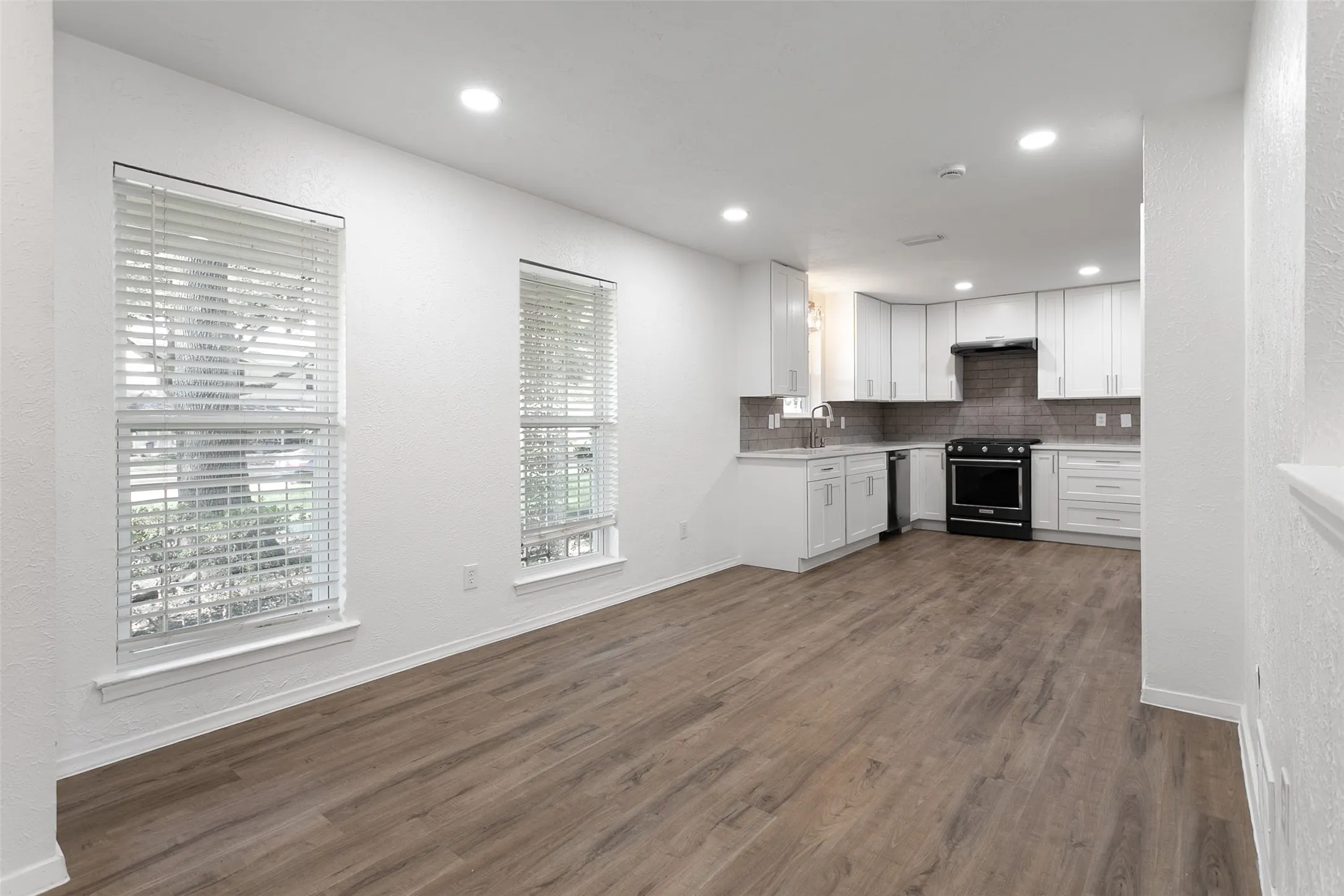 Single Family Residence For Rent in Collin County , 406 Pleasant Valley Lane, Richardson, Texas 75080, 4 Bedroom, 2 Bathroom, 2 Garage spaces, 1,616 Sqft, built in 1970, mls#21318867, Real Estate Agent in Richardson, Homes For Rent in Collin county, Homes For Rent in Richardson, Realtor in Richardson Texas, Real Estate Brokerage Independent Realty Texas, Luminita Cordes Realtor