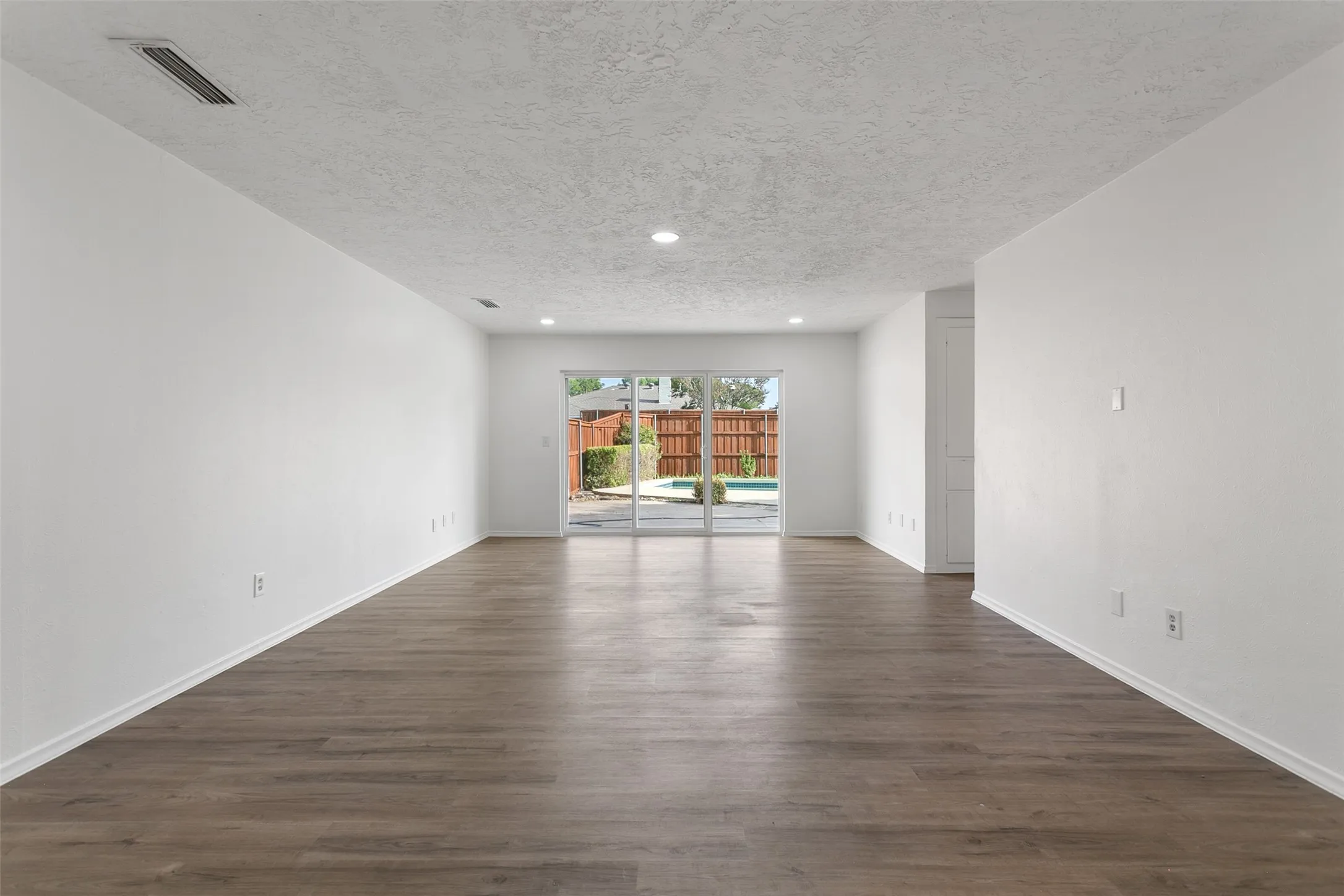 Single Family Residence For Rent in Collin County , 406 Pleasant Valley Lane, Richardson, Texas 75080, 4 Bedroom, 2 Bathroom, 2 Garage spaces, 1,616 Sqft, built in 1970, mls#21318867, Real Estate Agent in Richardson, Homes For Rent in Collin county, Homes For Rent in Richardson, Realtor in Richardson Texas, Real Estate Brokerage Independent Realty Texas, Luminita Cordes Realtor