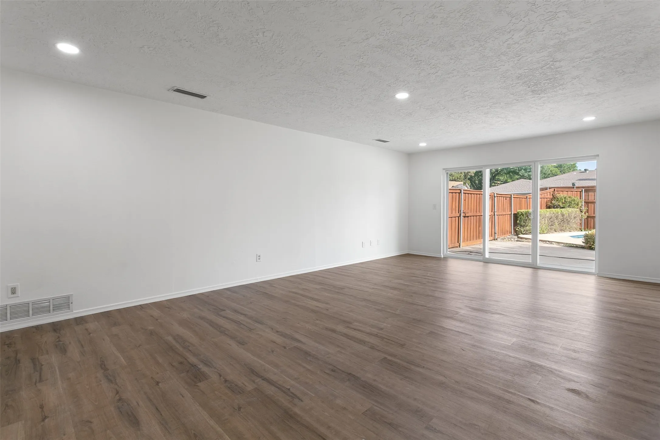 Single Family Residence For Rent in Collin County , 406 Pleasant Valley Lane, Richardson, Texas 75080, 4 Bedroom, 2 Bathroom, 2 Garage spaces, 1,616 Sqft, built in 1970, mls#21318867, Real Estate Agent in Richardson, Homes For Rent in Collin county, Homes For Rent in Richardson, Realtor in Richardson Texas, Real Estate Brokerage Independent Realty Texas, Luminita Cordes Realtor