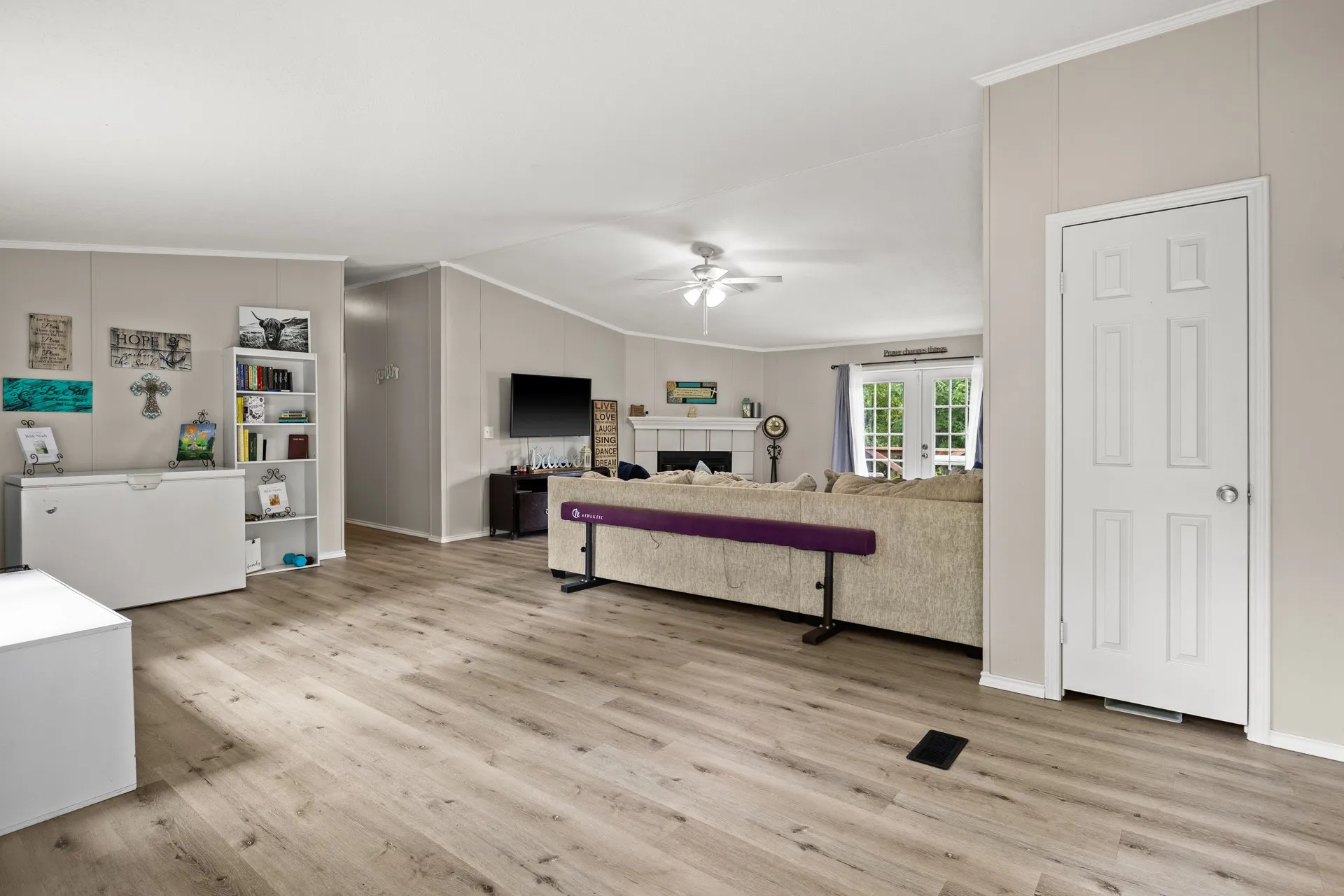 Manufactured Home For Sale in Titus County , 350 County Road 4030, Mt Pleasant, Texas 75455, 5 Bedrooms, 3 Bathrooms, Garage spaces, 2,108 Sqft, built in 1995, Price $225,000, mls#21318857, Real Estate Agent in Mt Pleasant, Homes For Sale in Titus county, Homes For Sale in Mt Pleasant, Realtor in Mt Pleasant Texas, Real Estate Brokerage Independent Realty Texas, Luminita Cordes Realtor