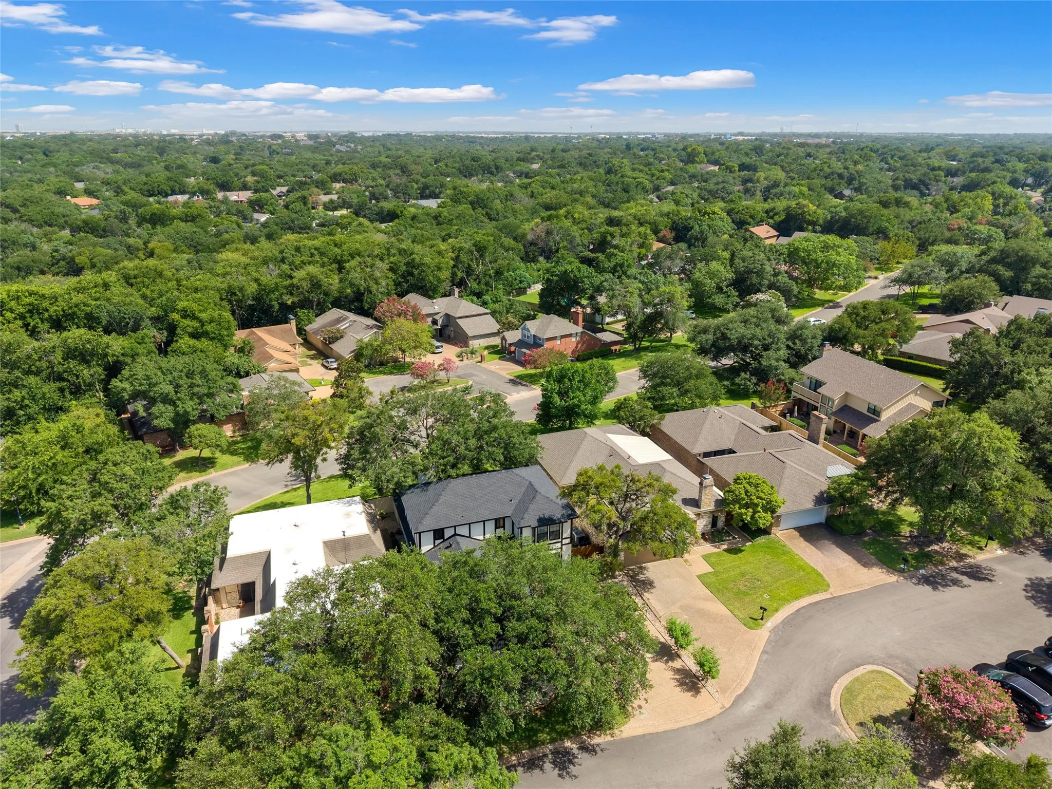 Single Family Residence For Sale in Mc Lennan County , 49 Sugar Creek, Woodway, Texas 76712, 4 Bedroom, 3 Bathroom, 2 Garage spaces, 2,499 Sqft, built in 1978, mls#21318895, Real Estate Agent in Woodway, Homes For Sale in Mc Lennan county, Homes For Sale in Woodway, Realtor in Woodway Texas, Real Estate Brokerage Independent Realty Texas, Luminita Cordes Realtor