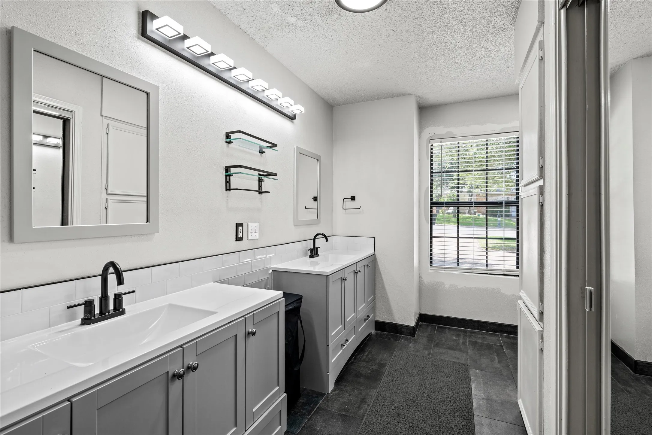 Single Family Residence For Sale in Mc Lennan County , 49 Sugar Creek, Woodway, Texas 76712, 4 Bedroom, 3 Bathroom, 2 Garage spaces, 2,499 Sqft, built in 1978, mls#21318895, Real Estate Agent in Woodway, Homes For Sale in Mc Lennan county, Homes For Sale in Woodway, Realtor in Woodway Texas, Real Estate Brokerage Independent Realty Texas, Luminita Cordes Realtor