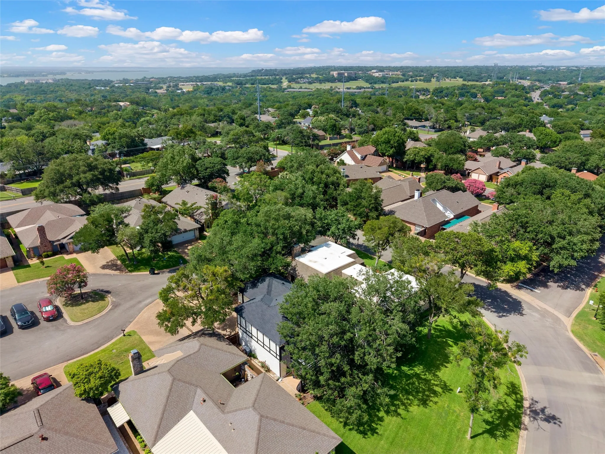 Single Family Residence For Sale in Mc Lennan County , 49 Sugar Creek, Woodway, Texas 76712, 4 Bedroom, 3 Bathroom, 2 Garage spaces, 2,499 Sqft, built in 1978, mls#21318895, Real Estate Agent in Woodway, Homes For Sale in Mc Lennan county, Homes For Sale in Woodway, Realtor in Woodway Texas, Real Estate Brokerage Independent Realty Texas, Luminita Cordes Realtor