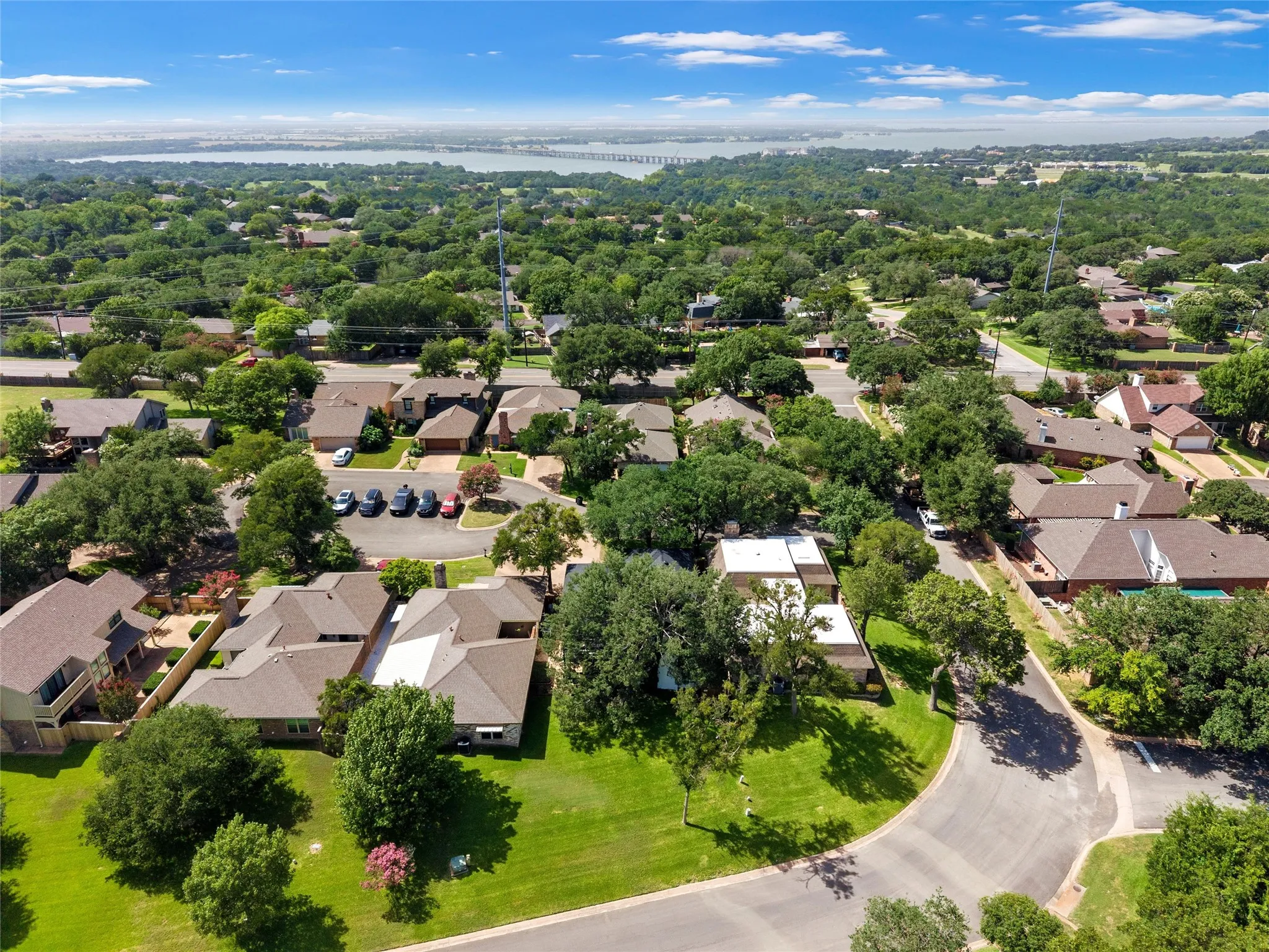 Single Family Residence For Sale in Mc Lennan County , 49 Sugar Creek, Woodway, Texas 76712, 4 Bedroom, 3 Bathroom, 2 Garage spaces, 2,499 Sqft, built in 1978, mls#21318895, Real Estate Agent in Woodway, Homes For Sale in Mc Lennan county, Homes For Sale in Woodway, Realtor in Woodway Texas, Real Estate Brokerage Independent Realty Texas, Luminita Cordes Realtor