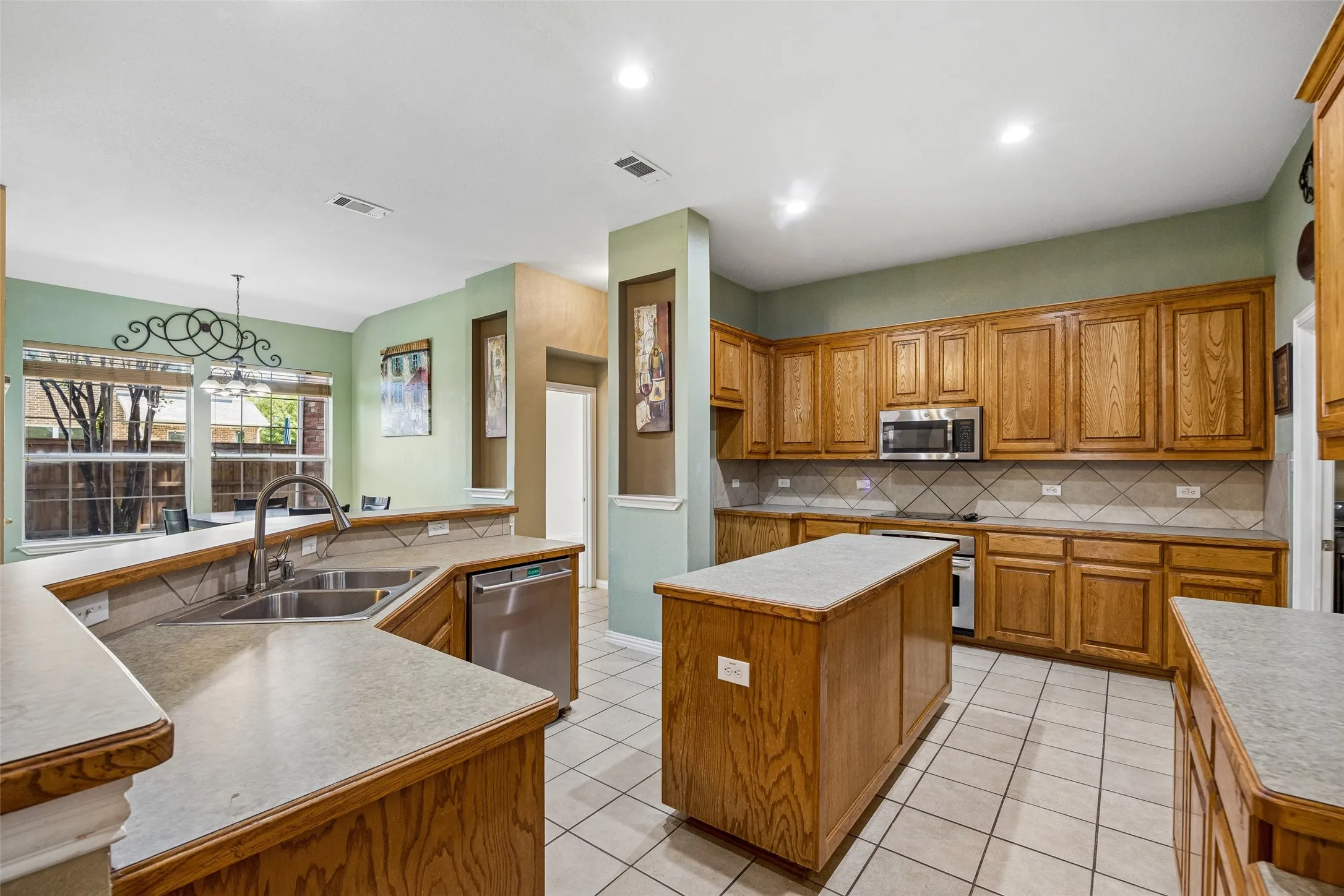 Single Family Residence For Sale in Tarrant County , 4315 Palmer Drive, Mansfield, Texas 76063, 4 Bedroom, 4 Bathroom, 3 Garage spaces, 3,633 Sqft, built in 2003, mls#21318196, Real Estate Agent in Mansfield, Homes For Sale in Tarrant county, Homes For Sale in Mansfield, Realtor in Mansfield Texas, Real Estate Brokerage Independent Realty Texas, Luminita Cordes Realtor
