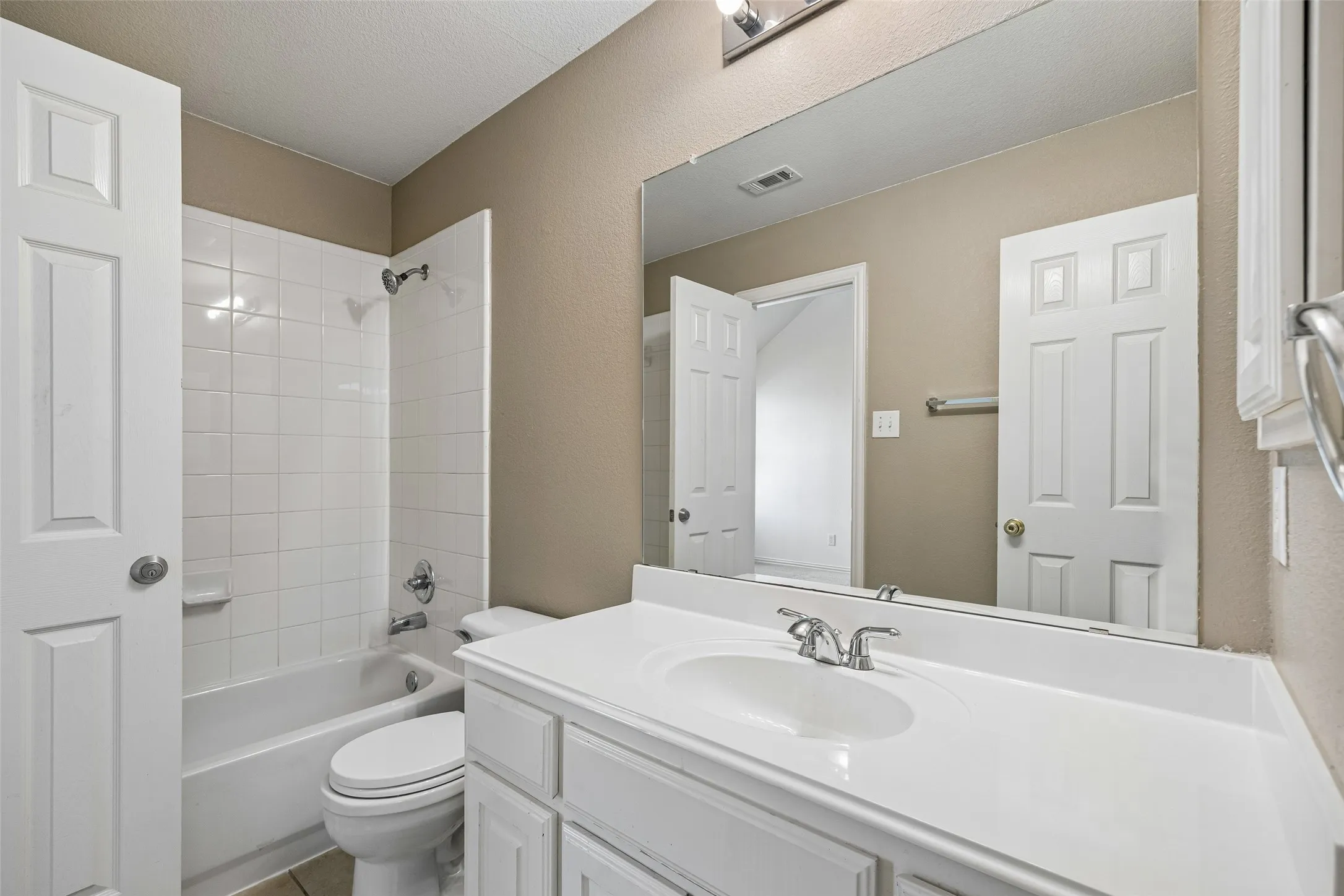 Single Family Residence For Sale in Tarrant County , 4315 Palmer Drive, Mansfield, Texas 76063, 4 Bedroom, 4 Bathroom, 3 Garage spaces, 3,633 Sqft, built in 2003, mls#21318196, Real Estate Agent in Mansfield, Homes For Sale in Tarrant county, Homes For Sale in Mansfield, Realtor in Mansfield Texas, Real Estate Brokerage Independent Realty Texas, Luminita Cordes Realtor