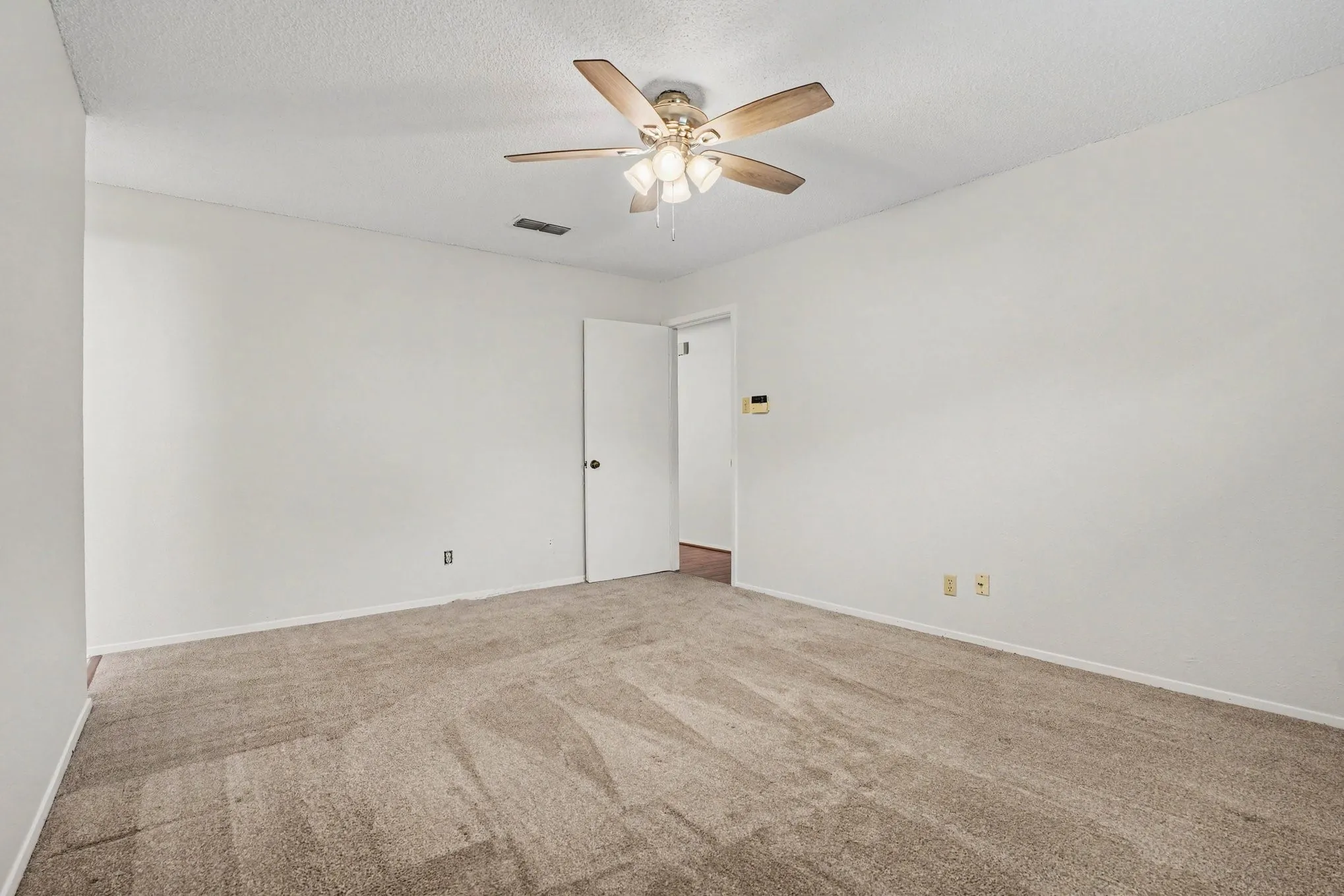 Single Family Residence For Sale in Tarrant County , 2721 Lucas Drive, Arlington, Texas 76015, 3 Bedroom, 2 Bathroom, 2 Garage spaces, 1,439 Sqft, built in 1980, mls#21318596, Real Estate Agent in Arlington, Homes For Sale in Tarrant county, Homes For Sale in Arlington, Realtor in Arlington Texas, Real Estate Brokerage Independent Realty Texas, Luminita Cordes Realtor