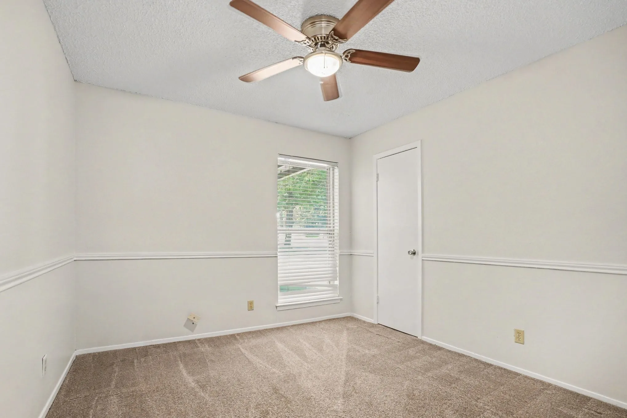 Single Family Residence For Sale in Tarrant County , 2721 Lucas Drive, Arlington, Texas 76015, 3 Bedroom, 2 Bathroom, 2 Garage spaces, 1,439 Sqft, built in 1980, mls#21318596, Real Estate Agent in Arlington, Homes For Sale in Tarrant county, Homes For Sale in Arlington, Realtor in Arlington Texas, Real Estate Brokerage Independent Realty Texas, Luminita Cordes Realtor