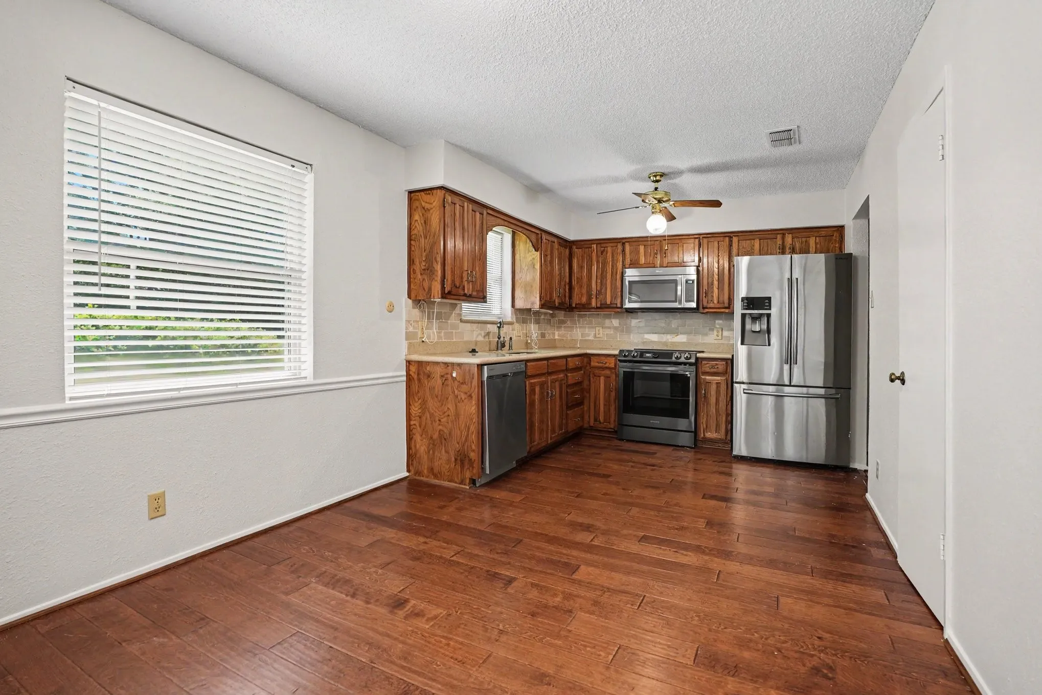 Single Family Residence For Sale in Tarrant County , 2721 Lucas Drive, Arlington, Texas 76015, 3 Bedroom, 2 Bathroom, 2 Garage spaces, 1,439 Sqft, built in 1980, mls#21318596, Real Estate Agent in Arlington, Homes For Sale in Tarrant county, Homes For Sale in Arlington, Realtor in Arlington Texas, Real Estate Brokerage Independent Realty Texas, Luminita Cordes Realtor