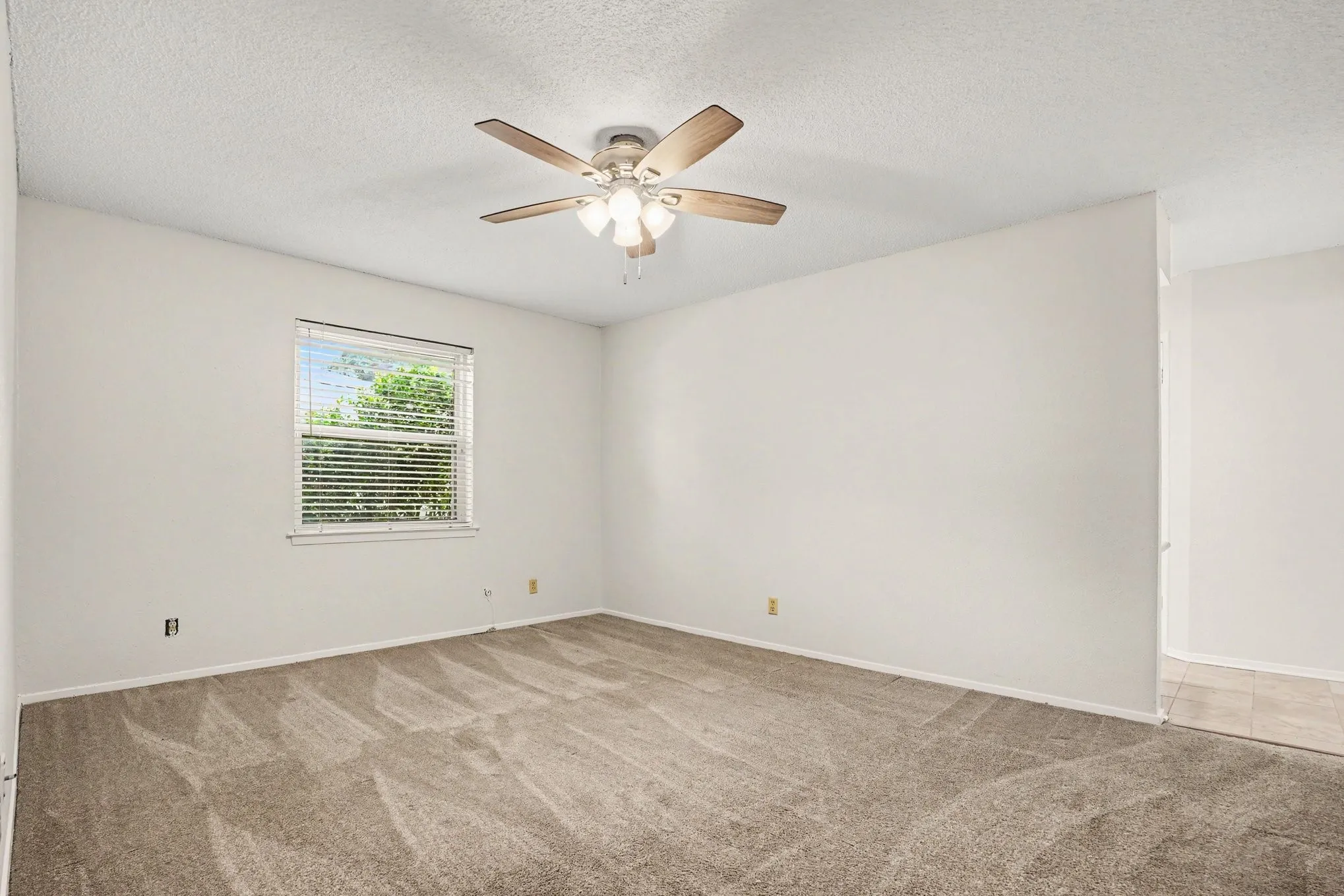 Single Family Residence For Sale in Tarrant County , 2721 Lucas Drive, Arlington, Texas 76015, 3 Bedroom, 2 Bathroom, 2 Garage spaces, 1,439 Sqft, built in 1980, mls#21318596, Real Estate Agent in Arlington, Homes For Sale in Tarrant county, Homes For Sale in Arlington, Realtor in Arlington Texas, Real Estate Brokerage Independent Realty Texas, Luminita Cordes Realtor
