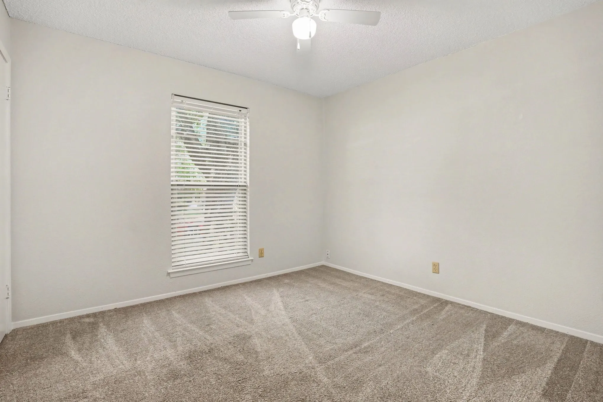 Single Family Residence For Sale in Tarrant County , 2721 Lucas Drive, Arlington, Texas 76015, 3 Bedroom, 2 Bathroom, 2 Garage spaces, 1,439 Sqft, built in 1980, mls#21318596, Real Estate Agent in Arlington, Homes For Sale in Tarrant county, Homes For Sale in Arlington, Realtor in Arlington Texas, Real Estate Brokerage Independent Realty Texas, Luminita Cordes Realtor
