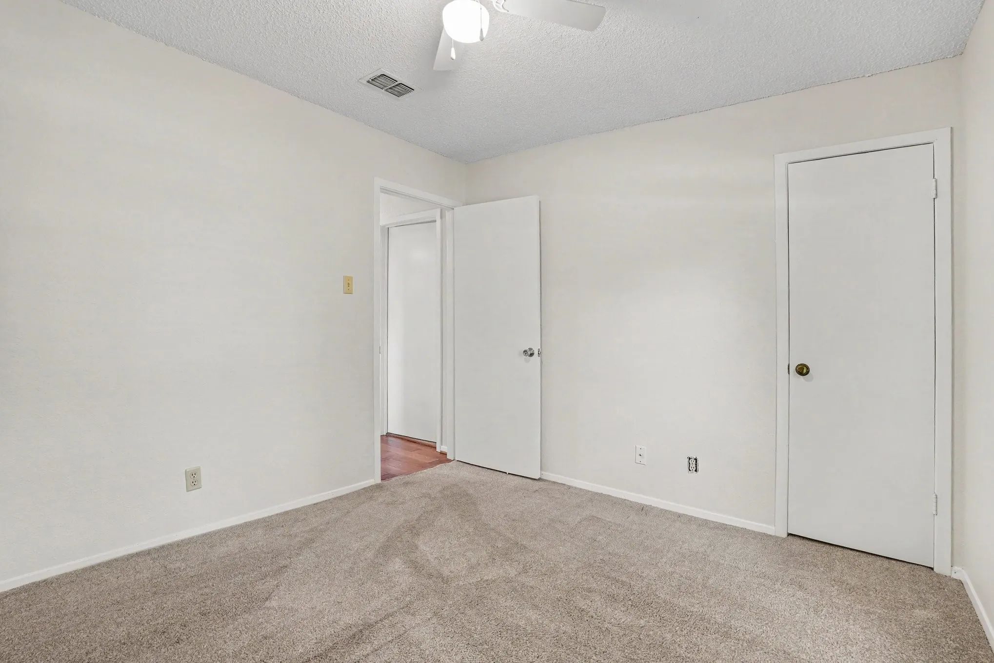 Single Family Residence For Sale in Tarrant County , 2721 Lucas Drive, Arlington, Texas 76015, 3 Bedroom, 2 Bathroom, 2 Garage spaces, 1,439 Sqft, built in 1980, mls#21318596, Real Estate Agent in Arlington, Homes For Sale in Tarrant county, Homes For Sale in Arlington, Realtor in Arlington Texas, Real Estate Brokerage Independent Realty Texas, Luminita Cordes Realtor