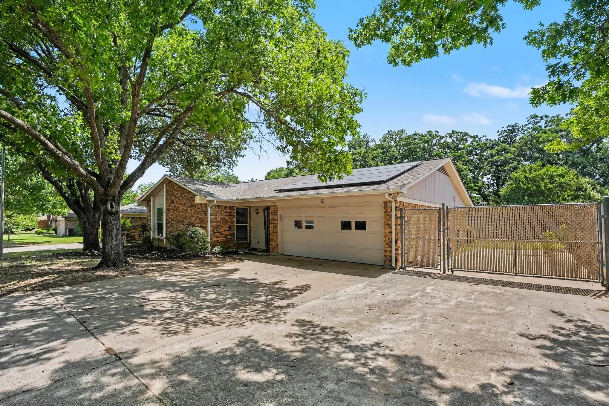 Single Family Residence For Sale in Tarrant County , 2721 Lucas Drive, Arlington, Texas 76015, 3 Bedroom, 2 Bathroom, 2 Garage spaces, 1,439 Sqft, built in 1980, mls#21318596, Real Estate Agent in Arlington, Homes For Sale in Tarrant county, Homes For Sale in Arlington, Realtor in Arlington Texas, Real Estate Brokerage Independent Realty Texas, Luminita Cordes Realtor