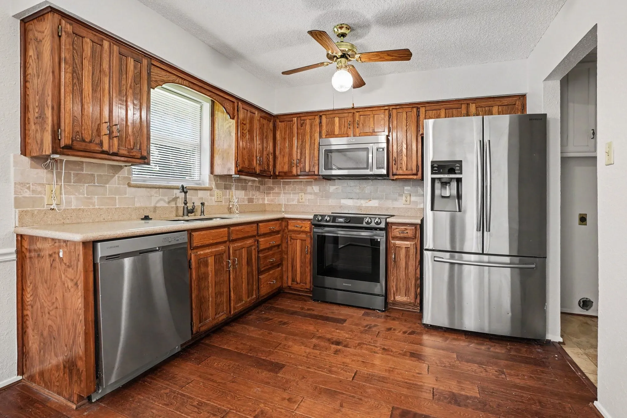 Single Family Residence For Sale in Tarrant County , 2721 Lucas Drive, Arlington, Texas 76015, 3 Bedroom, 2 Bathroom, 2 Garage spaces, 1,439 Sqft, built in 1980, mls#21318596, Real Estate Agent in Arlington, Homes For Sale in Tarrant county, Homes For Sale in Arlington, Realtor in Arlington Texas, Real Estate Brokerage Independent Realty Texas, Luminita Cordes Realtor