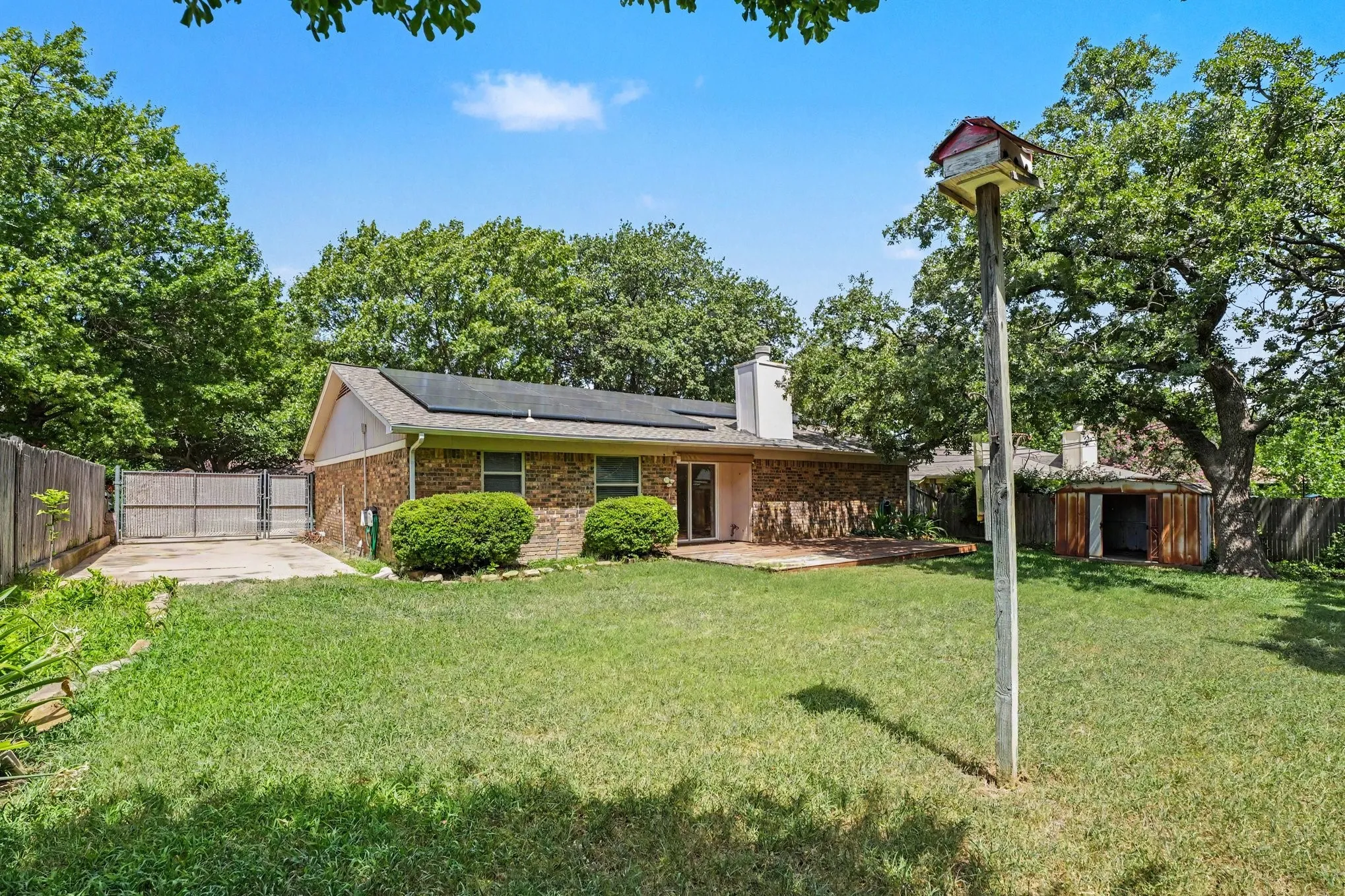Single Family Residence For Sale in Tarrant County , 2721 Lucas Drive, Arlington, Texas 76015, 3 Bedroom, 2 Bathroom, 2 Garage spaces, 1,439 Sqft, built in 1980, mls#21318596, Real Estate Agent in Arlington, Homes For Sale in Tarrant county, Homes For Sale in Arlington, Realtor in Arlington Texas, Real Estate Brokerage Independent Realty Texas, Luminita Cordes Realtor