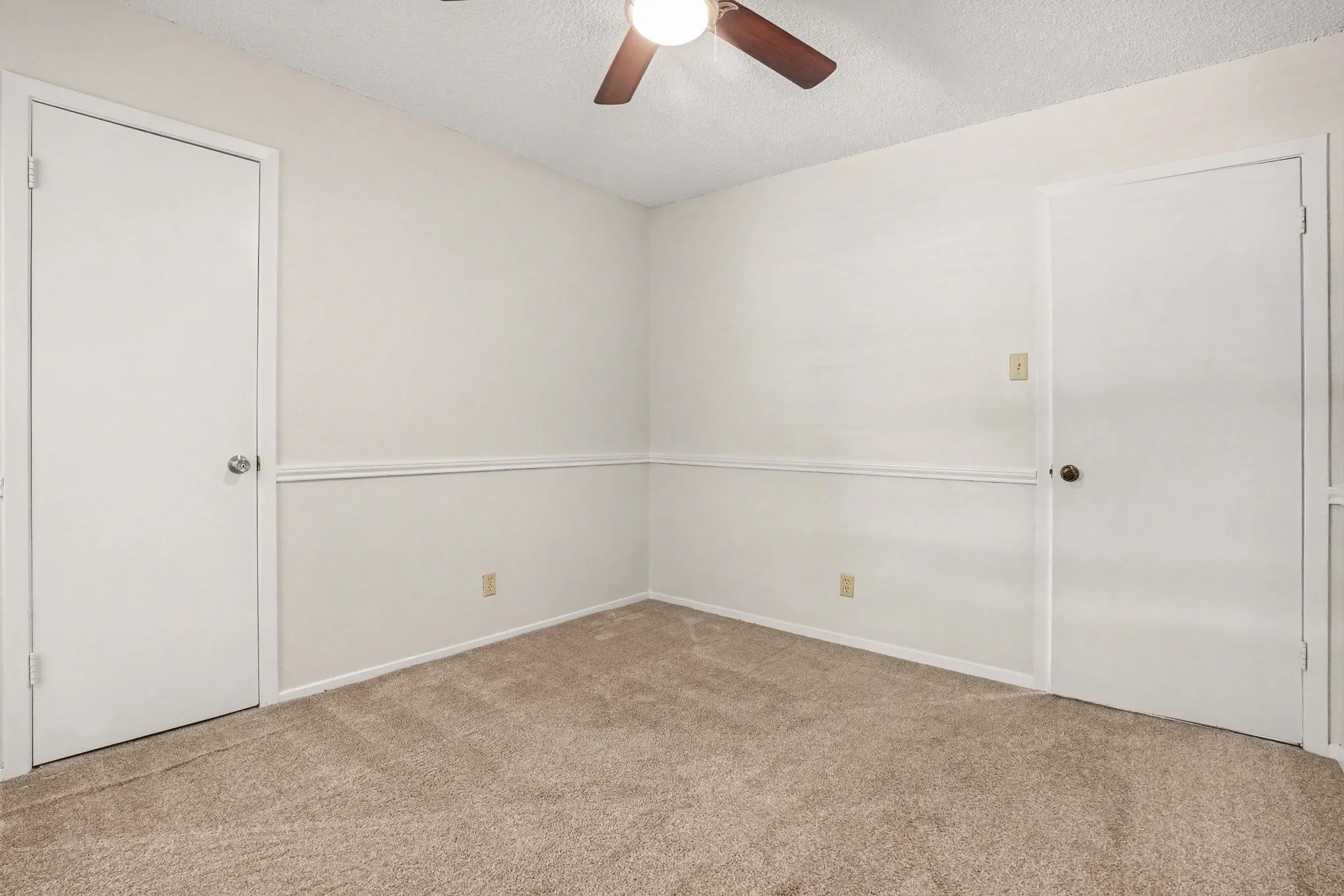 Single Family Residence For Sale in Tarrant County , 2721 Lucas Drive, Arlington, Texas 76015, 3 Bedroom, 2 Bathroom, 2 Garage spaces, 1,439 Sqft, built in 1980, mls#21318596, Real Estate Agent in Arlington, Homes For Sale in Tarrant county, Homes For Sale in Arlington, Realtor in Arlington Texas, Real Estate Brokerage Independent Realty Texas, Luminita Cordes Realtor
