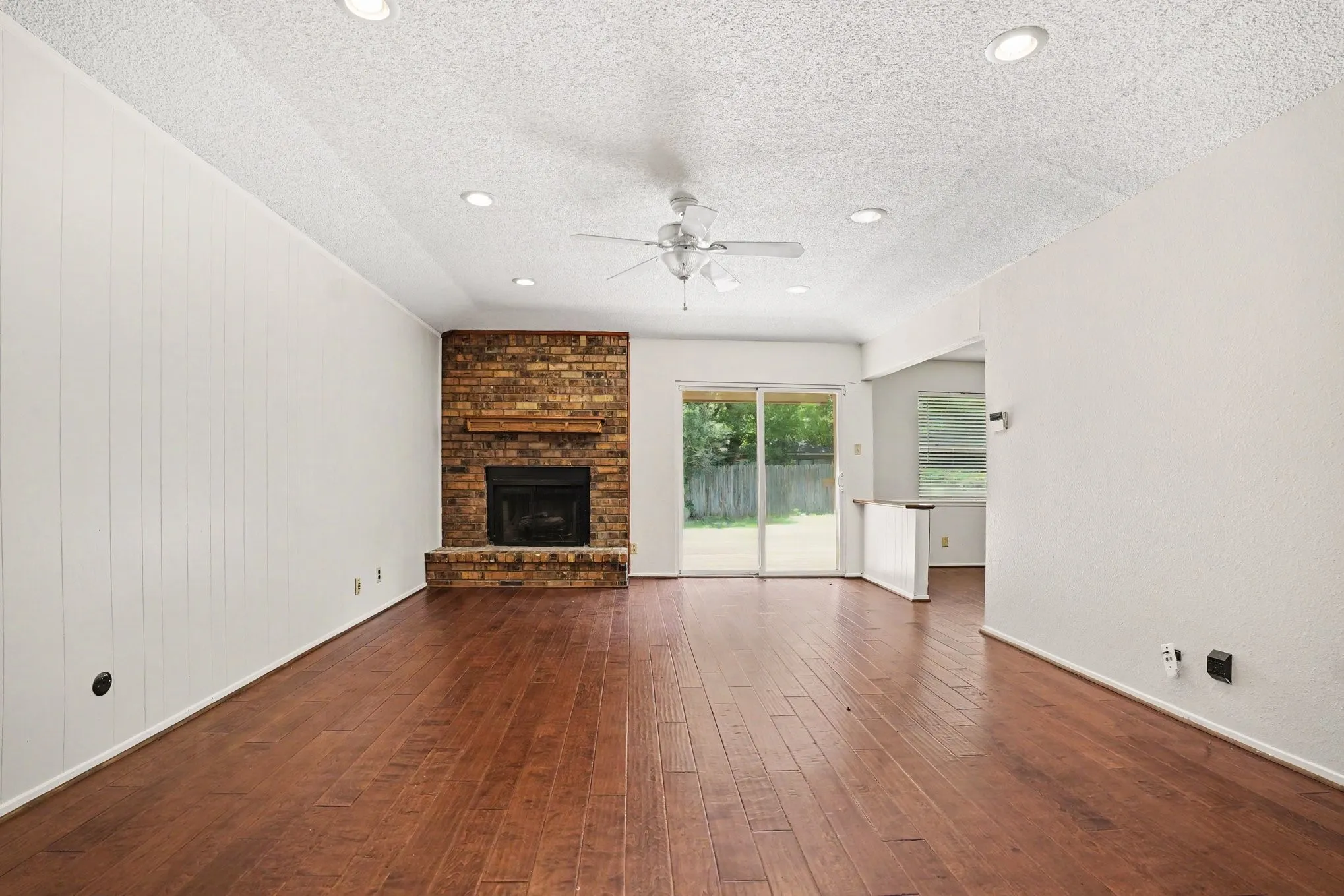 Single Family Residence For Sale in Tarrant County , 2721 Lucas Drive, Arlington, Texas 76015, 3 Bedroom, 2 Bathroom, 2 Garage spaces, 1,439 Sqft, built in 1980, mls#21318596, Real Estate Agent in Arlington, Homes For Sale in Tarrant county, Homes For Sale in Arlington, Realtor in Arlington Texas, Real Estate Brokerage Independent Realty Texas, Luminita Cordes Realtor