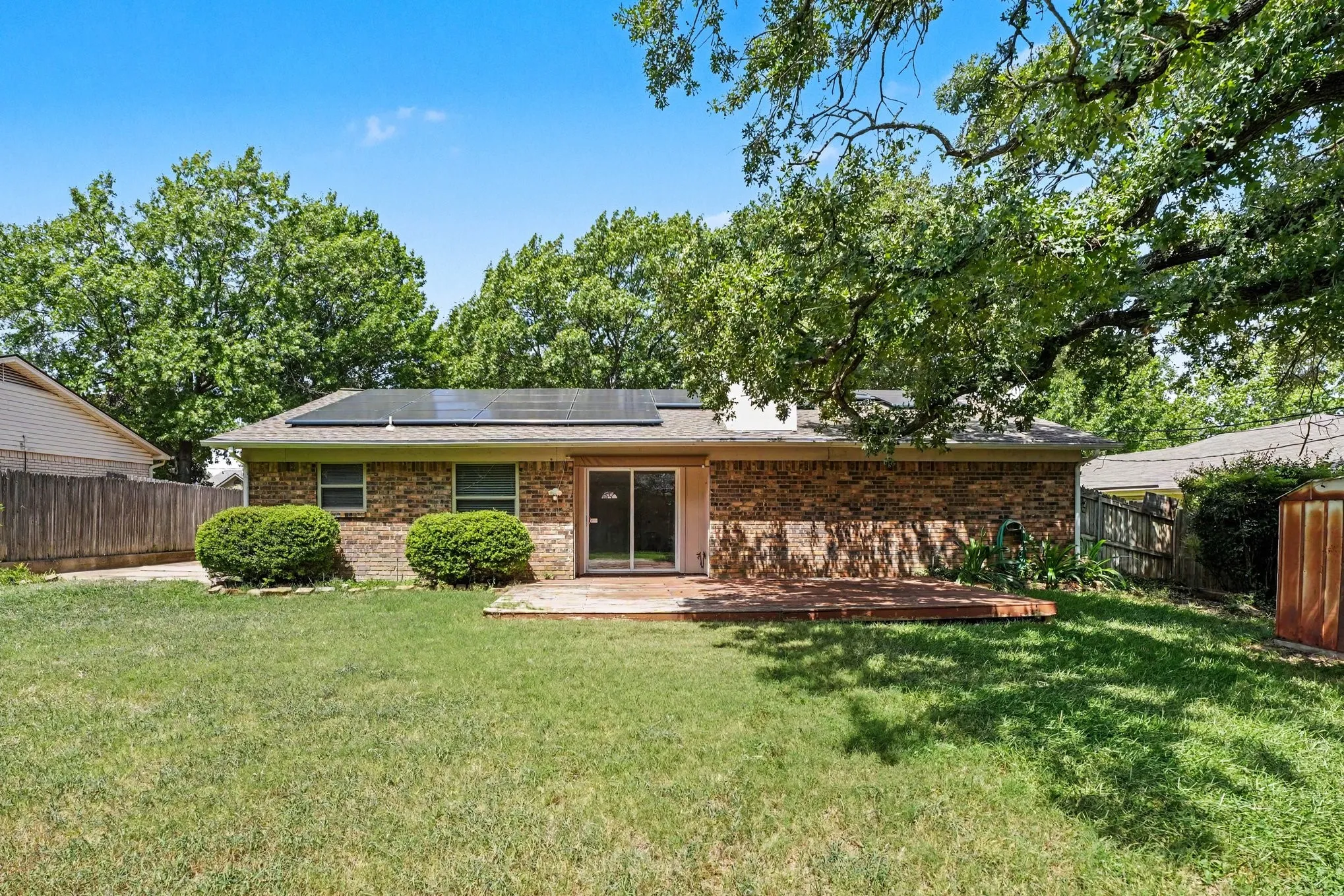 Single Family Residence For Sale in Tarrant County , 2721 Lucas Drive, Arlington, Texas 76015, 3 Bedroom, 2 Bathroom, 2 Garage spaces, 1,439 Sqft, built in 1980, mls#21318596, Real Estate Agent in Arlington, Homes For Sale in Tarrant county, Homes For Sale in Arlington, Realtor in Arlington Texas, Real Estate Brokerage Independent Realty Texas, Luminita Cordes Realtor
