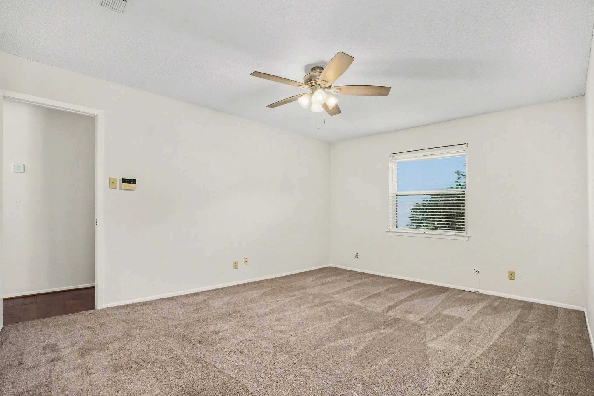 Single Family Residence For Sale in Tarrant County , 2721 Lucas Drive, Arlington, Texas 76015, 3 Bedroom, 2 Bathroom, 2 Garage spaces, 1,439 Sqft, built in 1980, mls#21318596, Real Estate Agent in Arlington, Homes For Sale in Tarrant county, Homes For Sale in Arlington, Realtor in Arlington Texas, Real Estate Brokerage Independent Realty Texas, Luminita Cordes Realtor