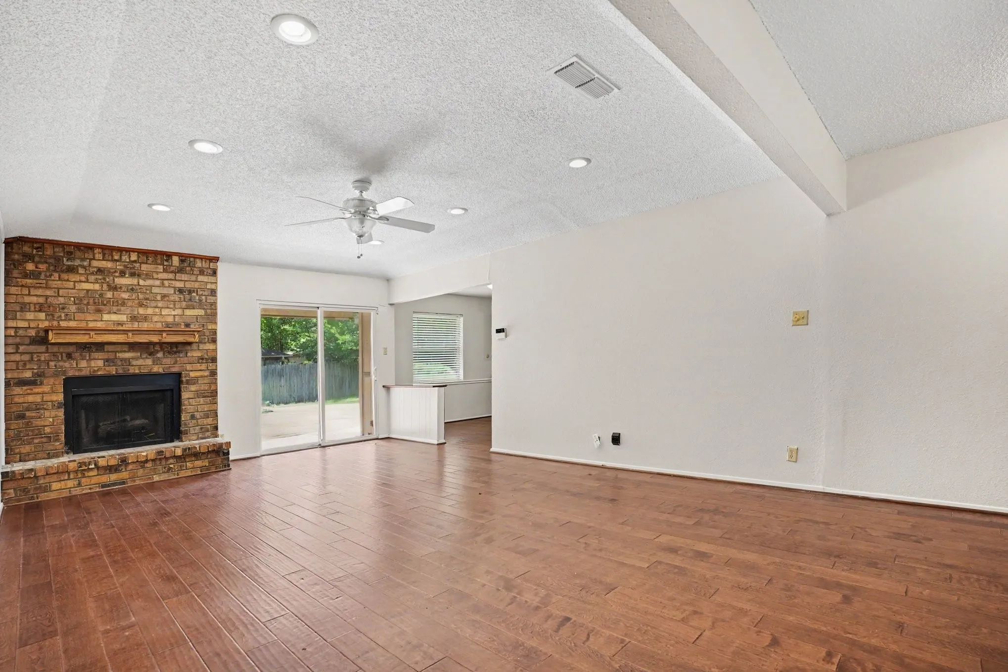 Single Family Residence For Sale in Tarrant County , 2721 Lucas Drive, Arlington, Texas 76015, 3 Bedroom, 2 Bathroom, 2 Garage spaces, 1,439 Sqft, built in 1980, mls#21318596, Real Estate Agent in Arlington, Homes For Sale in Tarrant county, Homes For Sale in Arlington, Realtor in Arlington Texas, Real Estate Brokerage Independent Realty Texas, Luminita Cordes Realtor