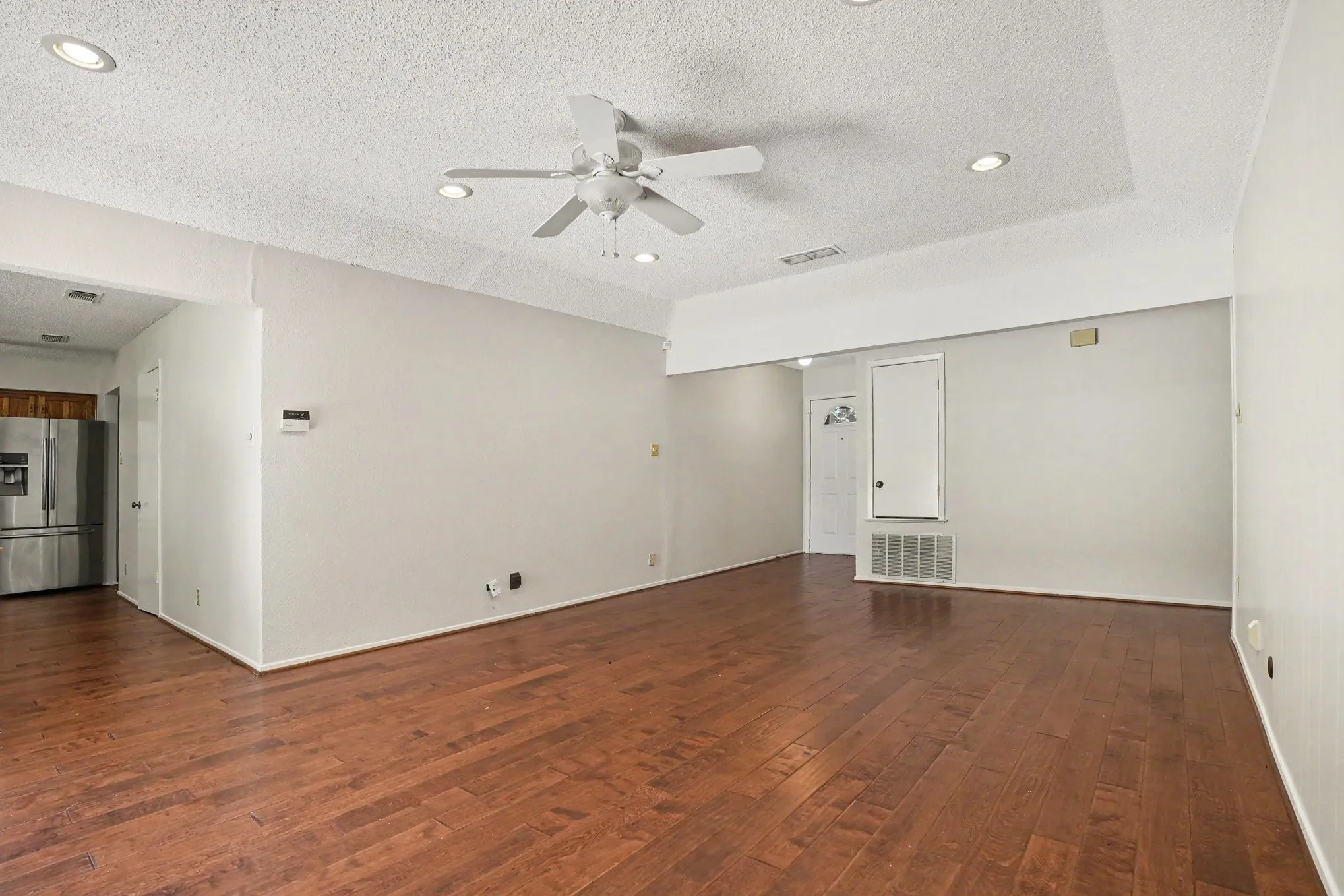 Single Family Residence For Sale in Tarrant County , 2721 Lucas Drive, Arlington, Texas 76015, 3 Bedroom, 2 Bathroom, 2 Garage spaces, 1,439 Sqft, built in 1980, mls#21318596, Real Estate Agent in Arlington, Homes For Sale in Tarrant county, Homes For Sale in Arlington, Realtor in Arlington Texas, Real Estate Brokerage Independent Realty Texas, Luminita Cordes Realtor