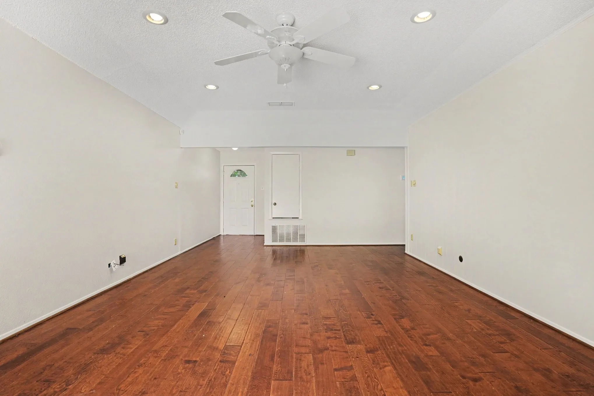 Single Family Residence For Sale in Tarrant County , 2721 Lucas Drive, Arlington, Texas 76015, 3 Bedroom, 2 Bathroom, 2 Garage spaces, 1,439 Sqft, built in 1980, mls#21318596, Real Estate Agent in Arlington, Homes For Sale in Tarrant county, Homes For Sale in Arlington, Realtor in Arlington Texas, Real Estate Brokerage Independent Realty Texas, Luminita Cordes Realtor
