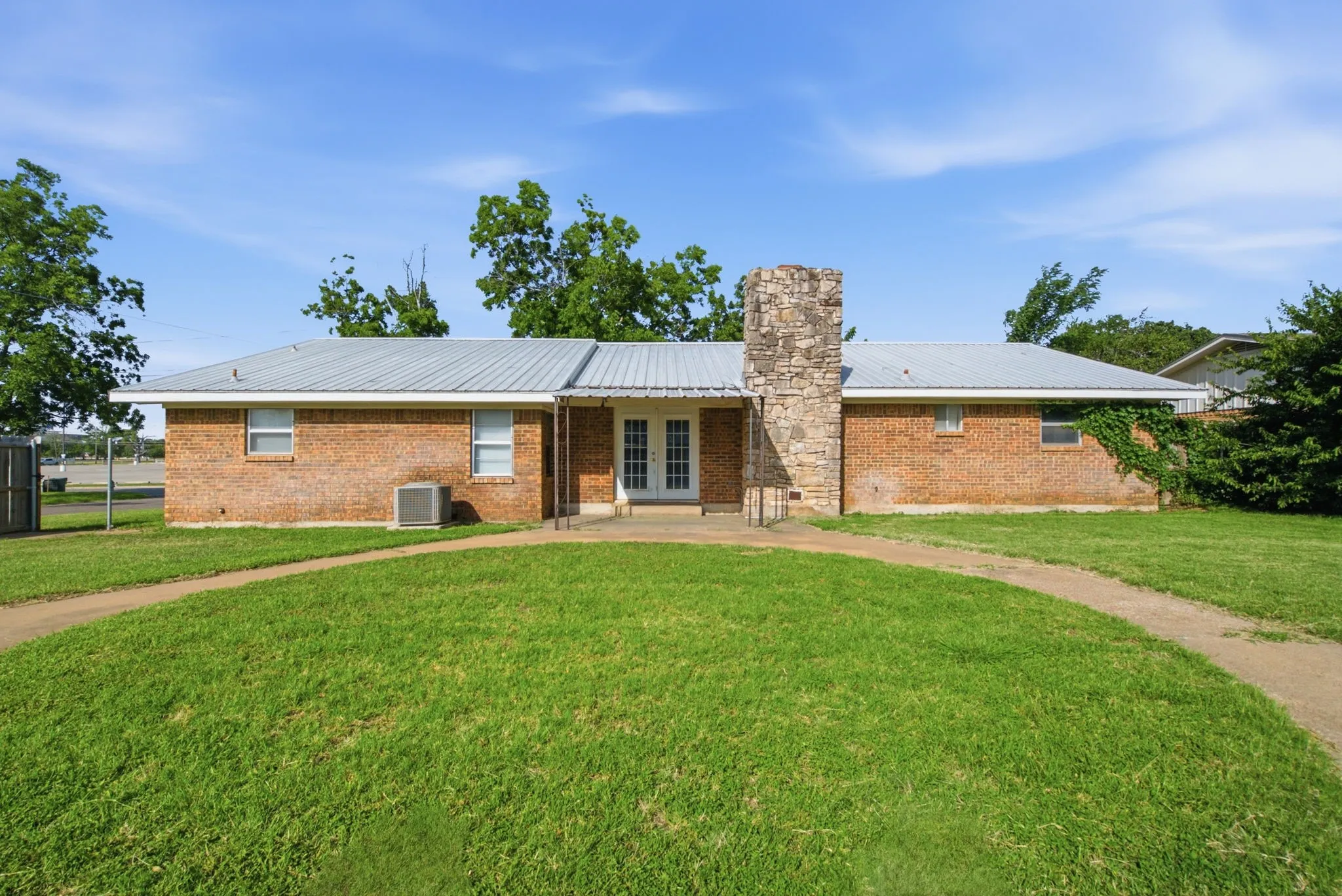 Single Family Residence For Sale in Erath County , 1109 N Lillian Street, Stephenville, Texas 76401, 3 Bedroom, 2 Bathroom, 2 Garage spaces, 1,819 Sqft, built in 1973, mls#21318330, Real Estate Agent in Stephenville, Homes For Sale in Erath county, Homes For Sale in Stephenville, Realtor in Stephenville Texas, Real Estate Brokerage Independent Realty Texas, Luminita Cordes Realtor