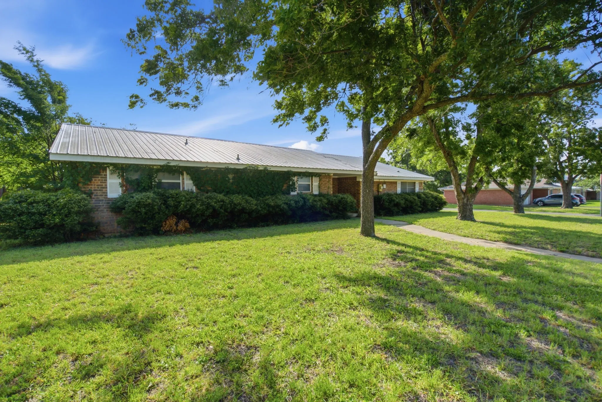 Single Family Residence For Sale in Erath County , 1109 N Lillian Street, Stephenville, Texas 76401, 3 Bedroom, 2 Bathroom, 2 Garage spaces, 1,819 Sqft, built in 1973, mls#21318330, Real Estate Agent in Stephenville, Homes For Sale in Erath county, Homes For Sale in Stephenville, Realtor in Stephenville Texas, Real Estate Brokerage Independent Realty Texas, Luminita Cordes Realtor