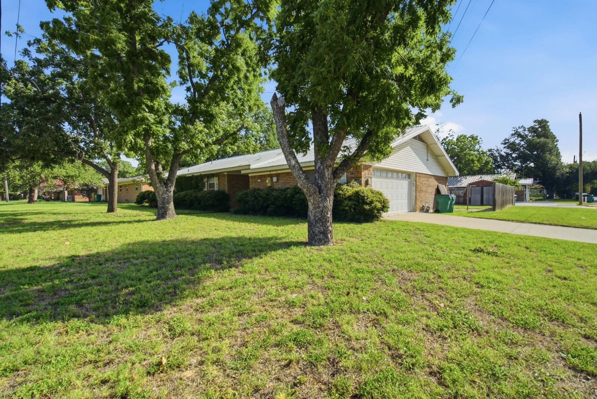 Single Family Residence For Sale in Erath County , 1109 N Lillian Street, Stephenville, Texas 76401, 3 Bedroom, 2 Bathroom, 2 Garage spaces, 1,819 Sqft, built in 1973, mls#21318330, Real Estate Agent in Stephenville, Homes For Sale in Erath county, Homes For Sale in Stephenville, Realtor in Stephenville Texas, Real Estate Brokerage Independent Realty Texas, Luminita Cordes Realtor
