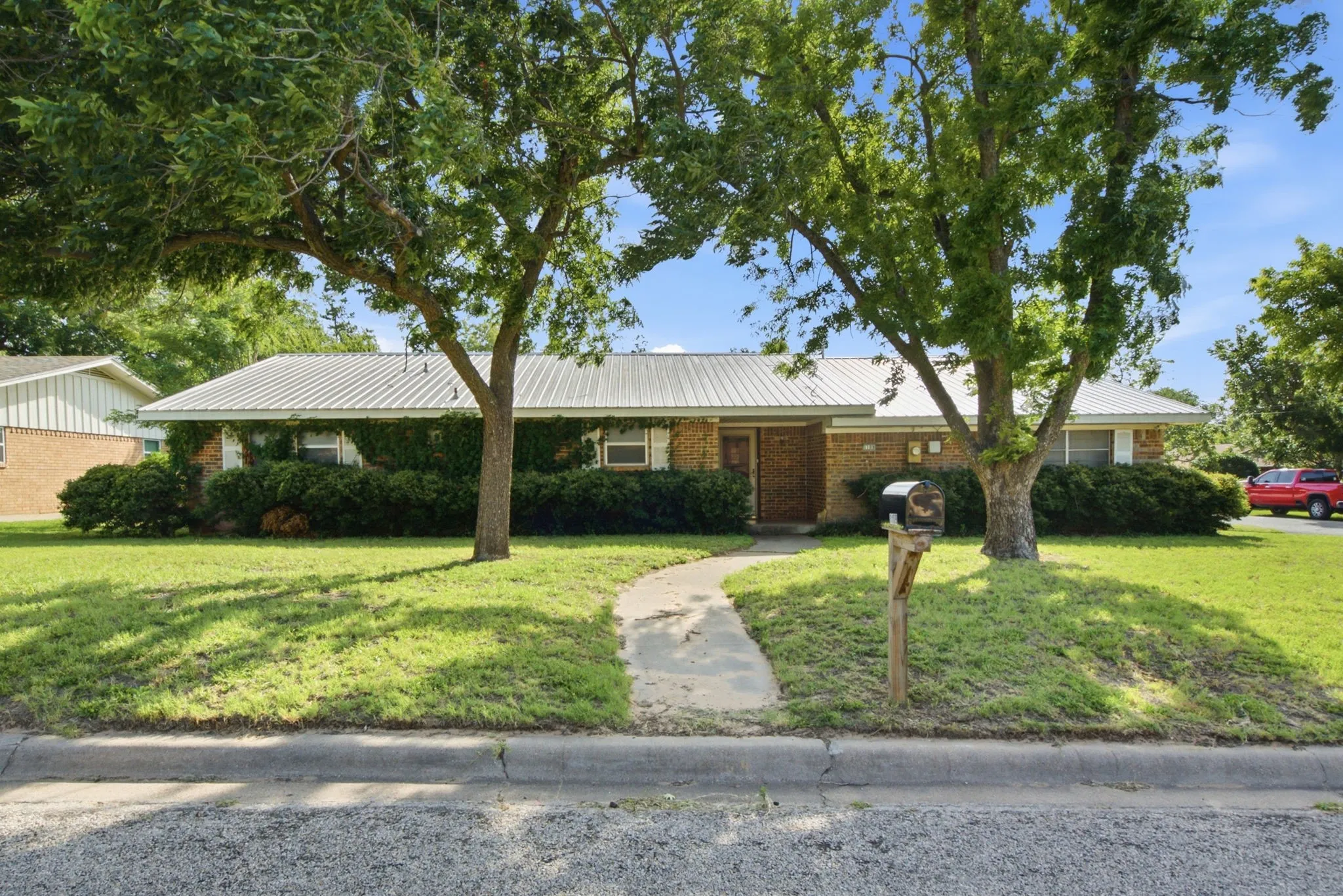 Single Family Residence For Sale in Erath County , 1109 N Lillian Street, Stephenville, Texas 76401, 3 Bedroom, 2 Bathroom, 2 Garage spaces, 1,819 Sqft, built in 1973, mls#21318330, Real Estate Agent in Stephenville, Homes For Sale in Erath county, Homes For Sale in Stephenville, Realtor in Stephenville Texas, Real Estate Brokerage Independent Realty Texas, Luminita Cordes Realtor