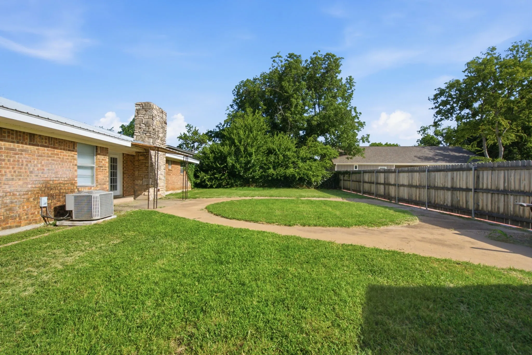 Single Family Residence For Sale in Erath County , 1109 N Lillian Street, Stephenville, Texas 76401, 3 Bedroom, 2 Bathroom, 2 Garage spaces, 1,819 Sqft, built in 1973, mls#21318330, Real Estate Agent in Stephenville, Homes For Sale in Erath county, Homes For Sale in Stephenville, Realtor in Stephenville Texas, Real Estate Brokerage Independent Realty Texas, Luminita Cordes Realtor