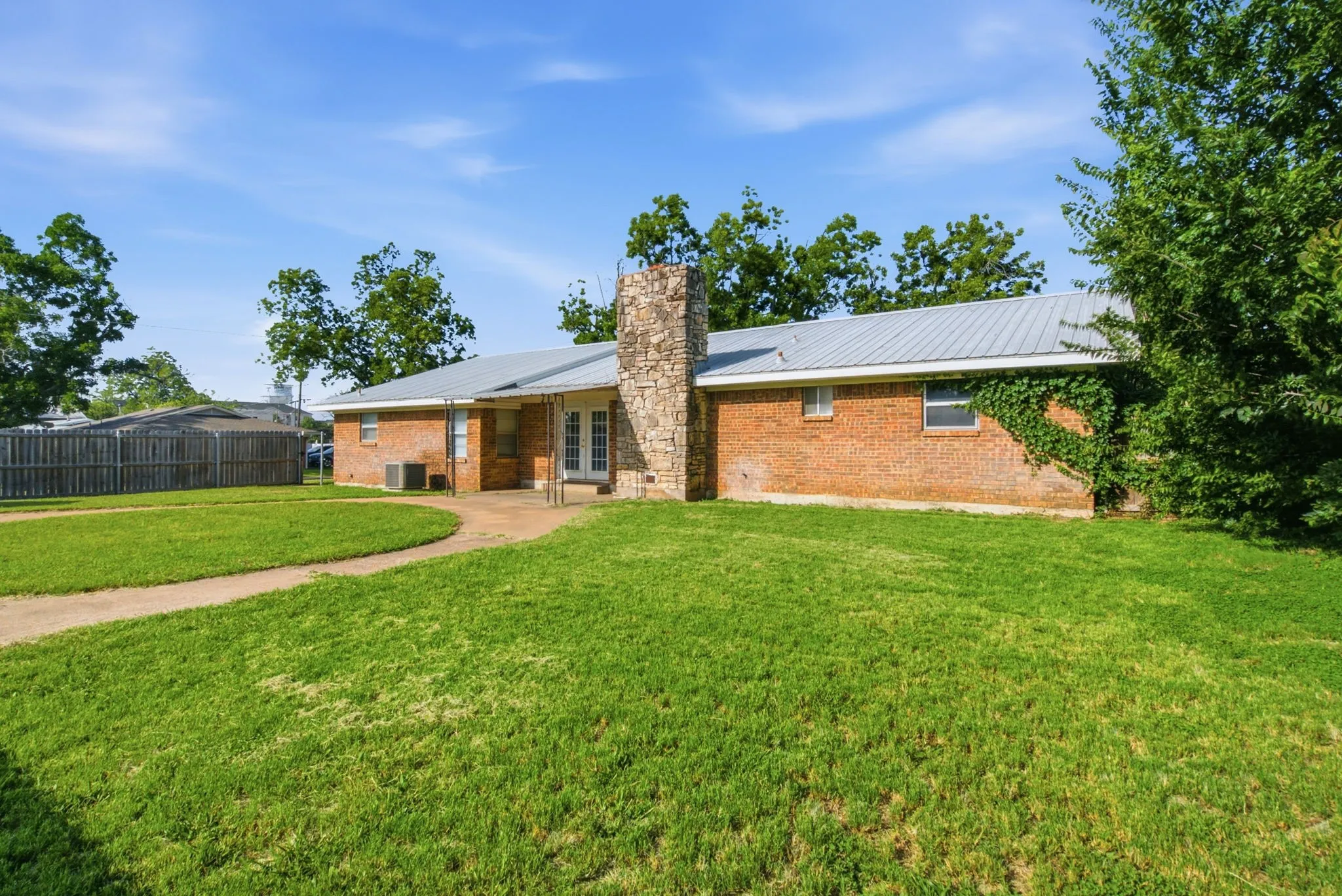 Single Family Residence For Sale in Erath County , 1109 N Lillian Street, Stephenville, Texas 76401, 3 Bedroom, 2 Bathroom, 2 Garage spaces, 1,819 Sqft, built in 1973, mls#21318330, Real Estate Agent in Stephenville, Homes For Sale in Erath county, Homes For Sale in Stephenville, Realtor in Stephenville Texas, Real Estate Brokerage Independent Realty Texas, Luminita Cordes Realtor