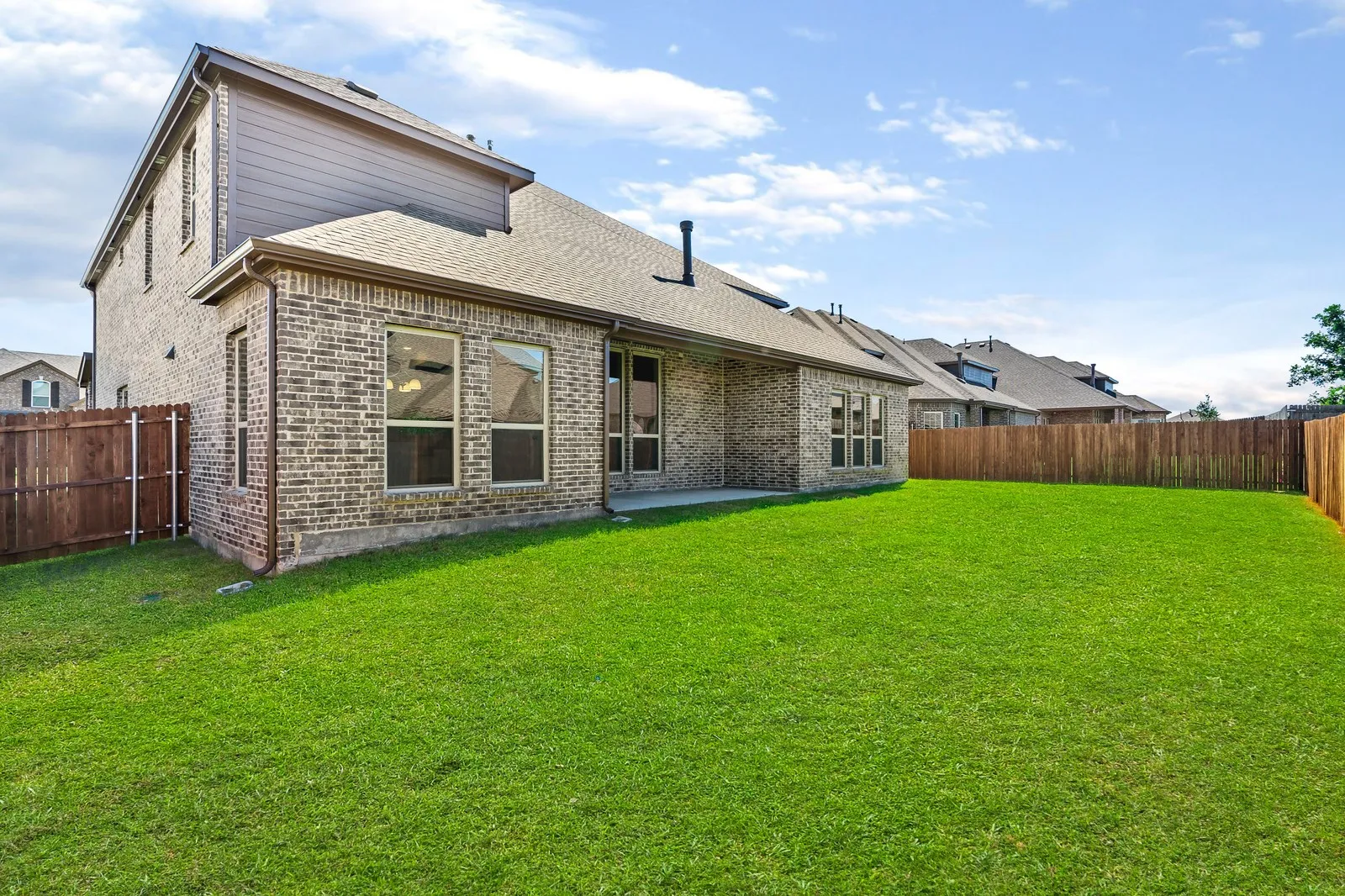 Single Family Residence For Sale in Collin County , 2455 Lusitano Lane, Celina, Texas 75009, 6 Bedroom, 4 Bathroom, 3 Garage spaces, 4,021 Sqft, built in 2018, mls#21317033, Real Estate Agent in Celina, Homes For Sale in Collin county, Homes For Sale in Celina, Realtor in Celina Texas, Real Estate Brokerage Independent Realty Texas, Luminita Cordes Realtor