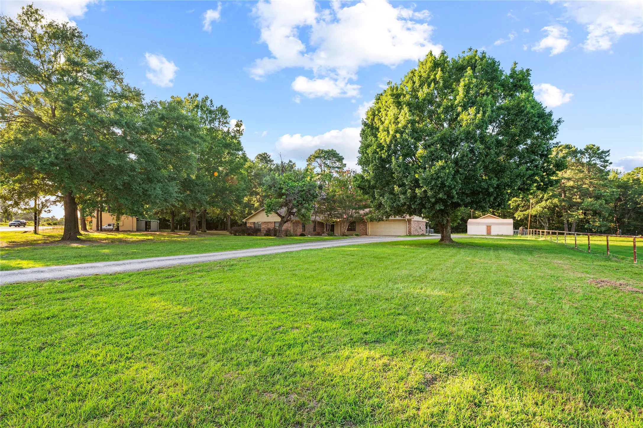 Single Family Residence For Sale in Wood County , 1104 W State Highway 154, Quitman, Texas 75783, 3 Bedroom, 3 Bathroom, 2 Garage spaces, 3,169 Sqft, built in 1985, mls#21318054, Real Estate Agent in Quitman, Homes For Sale in Wood county, Homes For Sale in Quitman, Realtor in Quitman Texas, Real Estate Brokerage Independent Realty Texas, Luminita Cordes Realtor