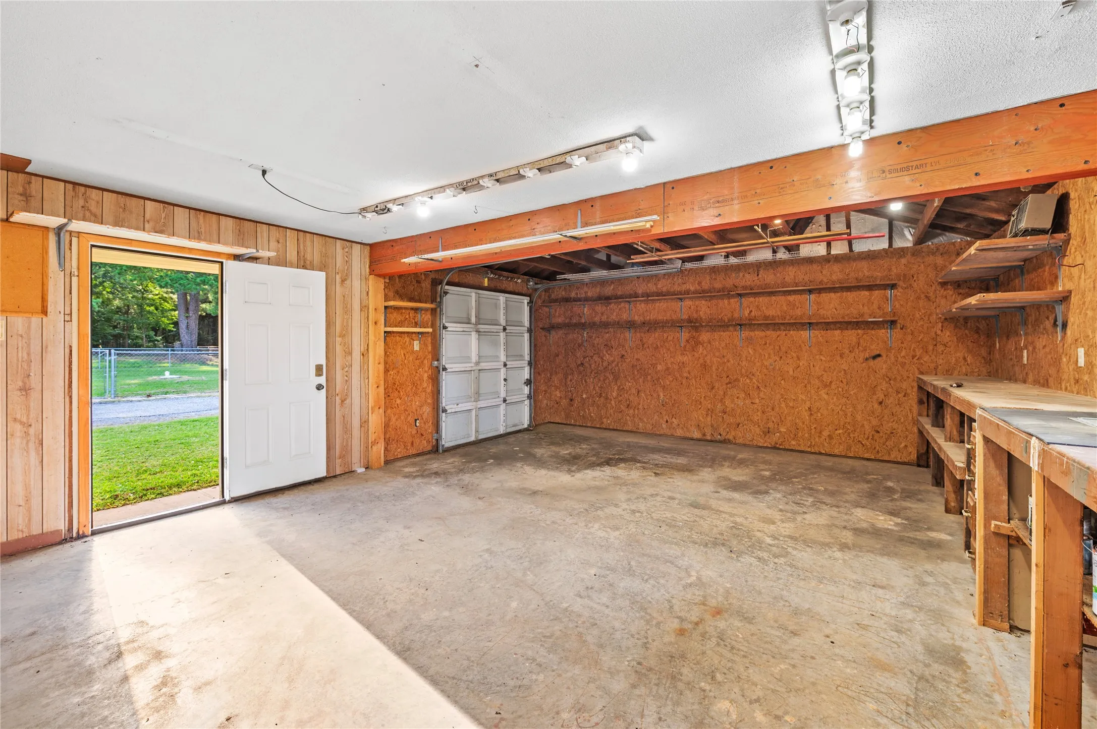 Single Family Residence For Sale in Wood County , 1104 W State Highway 154, Quitman, Texas 75783, 3 Bedroom, 3 Bathroom, 2 Garage spaces, 3,169 Sqft, built in 1985, mls#21318054, Real Estate Agent in Quitman, Homes For Sale in Wood county, Homes For Sale in Quitman, Realtor in Quitman Texas, Real Estate Brokerage Independent Realty Texas, Luminita Cordes Realtor