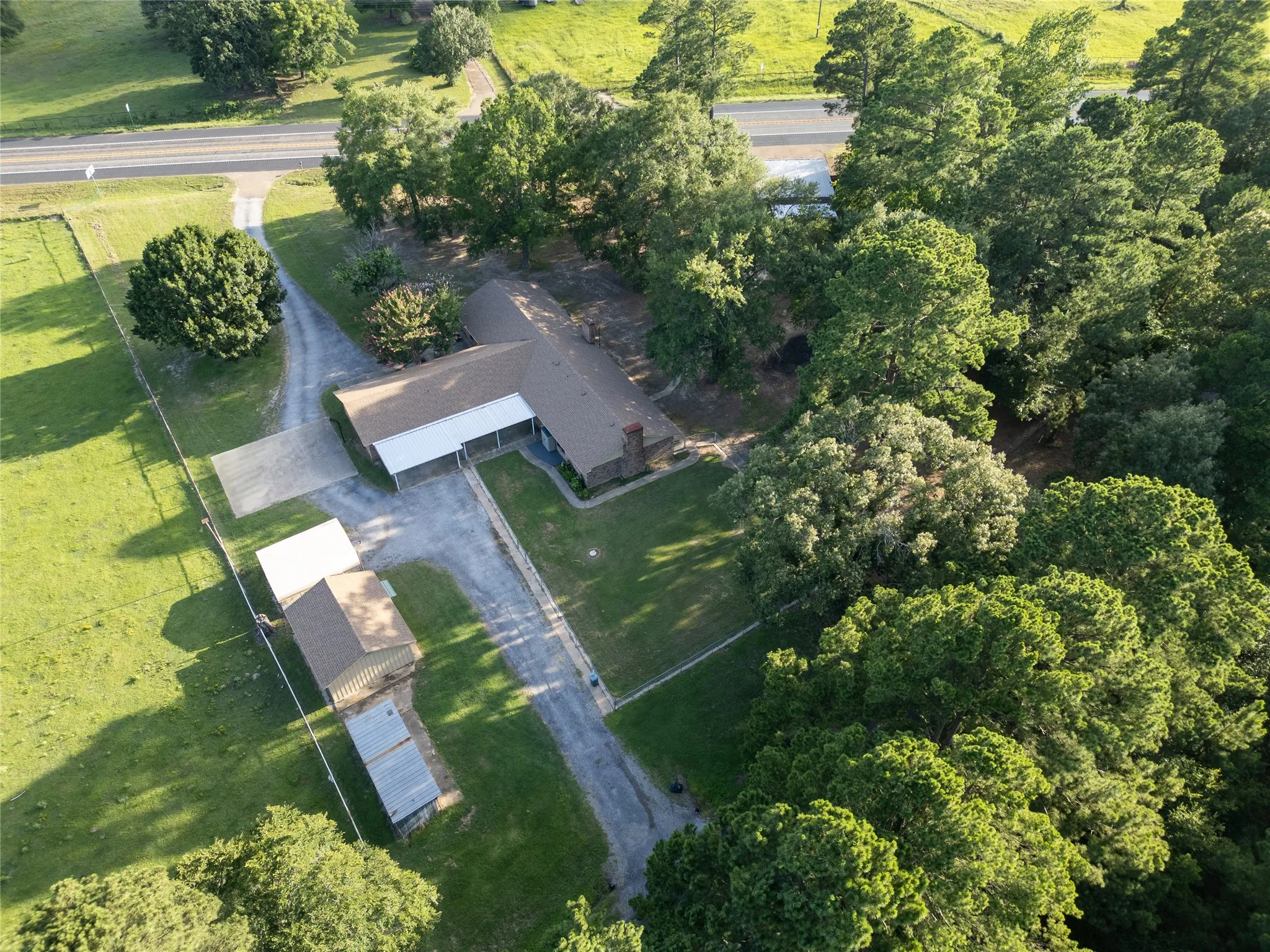Single Family Residence For Sale in Wood County , 1104 W State Highway 154, Quitman, Texas 75783, 3 Bedroom, 3 Bathroom, 2 Garage spaces, 3,169 Sqft, built in 1985, mls#21318054, Real Estate Agent in Quitman, Homes For Sale in Wood county, Homes For Sale in Quitman, Realtor in Quitman Texas, Real Estate Brokerage Independent Realty Texas, Luminita Cordes Realtor