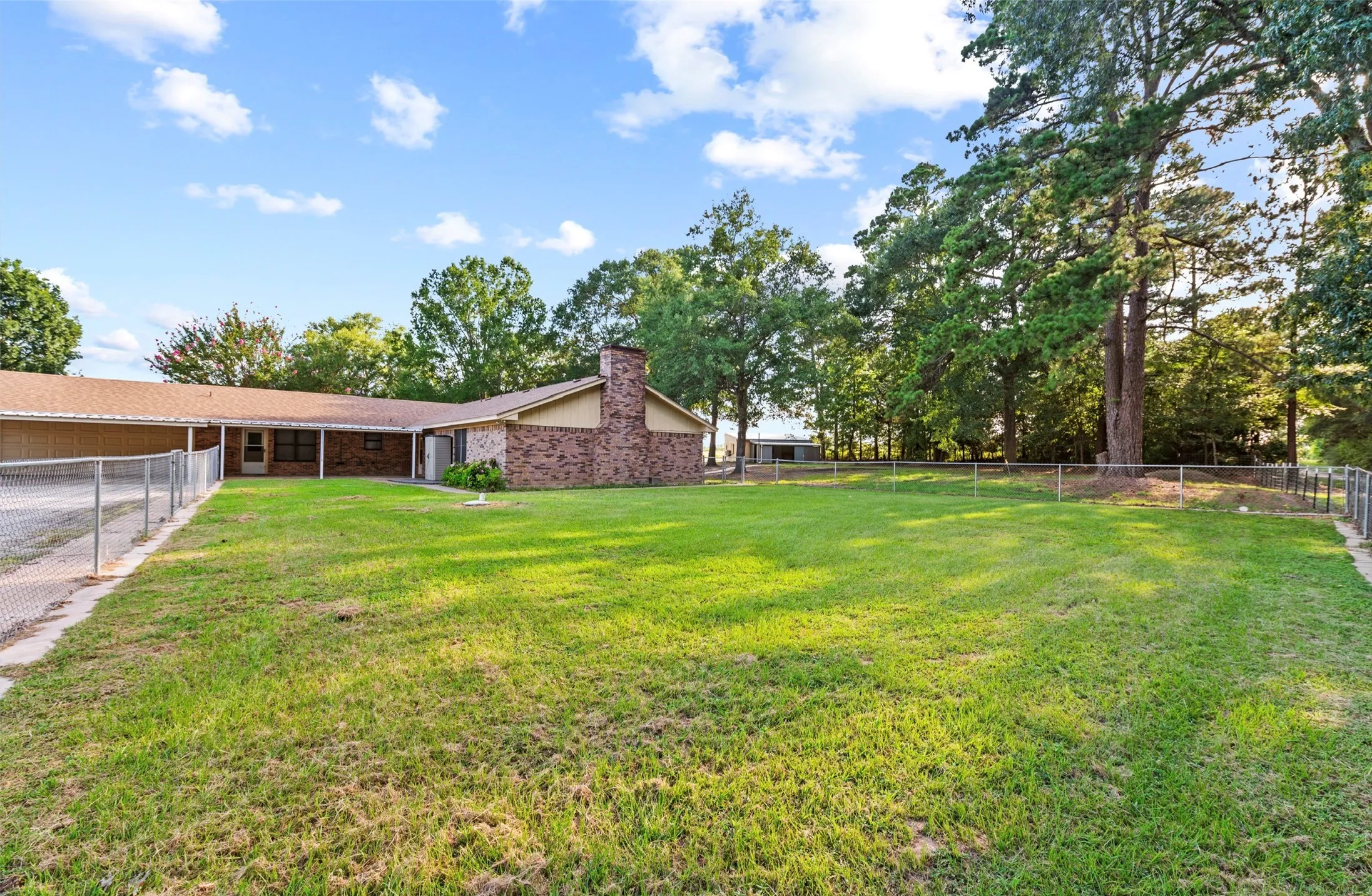 Single Family Residence For Sale in Wood County , 1104 W State Highway 154, Quitman, Texas 75783, 3 Bedroom, 3 Bathroom, 2 Garage spaces, 3,169 Sqft, built in 1985, mls#21318054, Real Estate Agent in Quitman, Homes For Sale in Wood county, Homes For Sale in Quitman, Realtor in Quitman Texas, Real Estate Brokerage Independent Realty Texas, Luminita Cordes Realtor