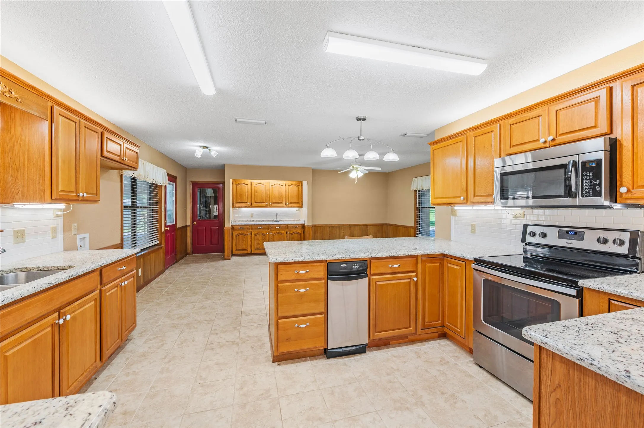 Single Family Residence For Sale in Wood County , 1104 W State Highway 154, Quitman, Texas 75783, 3 Bedroom, 3 Bathroom, 2 Garage spaces, 3,169 Sqft, built in 1985, mls#21318054, Real Estate Agent in Quitman, Homes For Sale in Wood county, Homes For Sale in Quitman, Realtor in Quitman Texas, Real Estate Brokerage Independent Realty Texas, Luminita Cordes Realtor