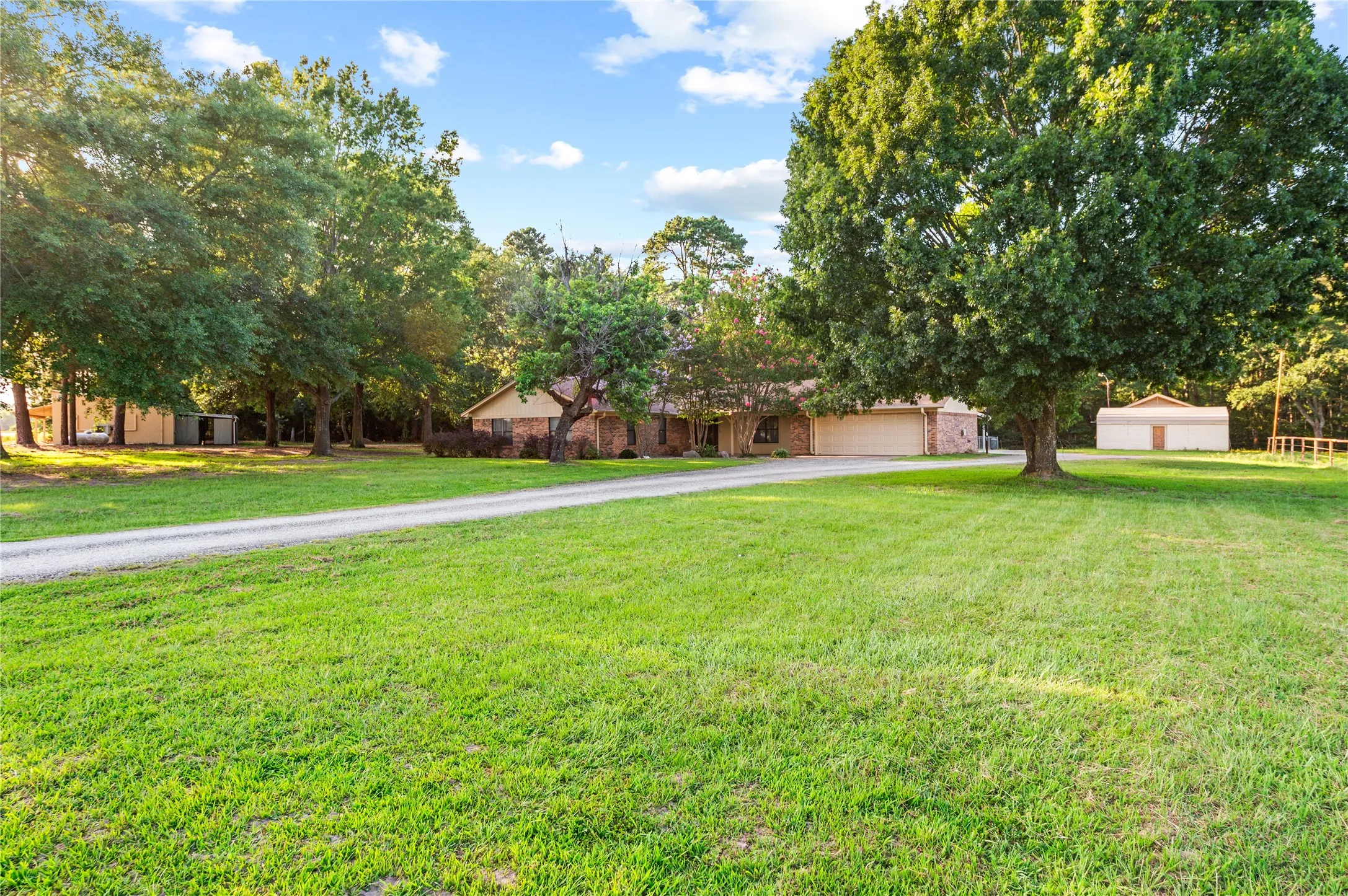 Single Family Residence For Sale in Wood County , 1104 W State Highway 154, Quitman, Texas 75783, 3 Bedroom, 3 Bathroom, 2 Garage spaces, 3,169 Sqft, built in 1985, mls#21318054, Real Estate Agent in Quitman, Homes For Sale in Wood county, Homes For Sale in Quitman, Realtor in Quitman Texas, Real Estate Brokerage Independent Realty Texas, Luminita Cordes Realtor