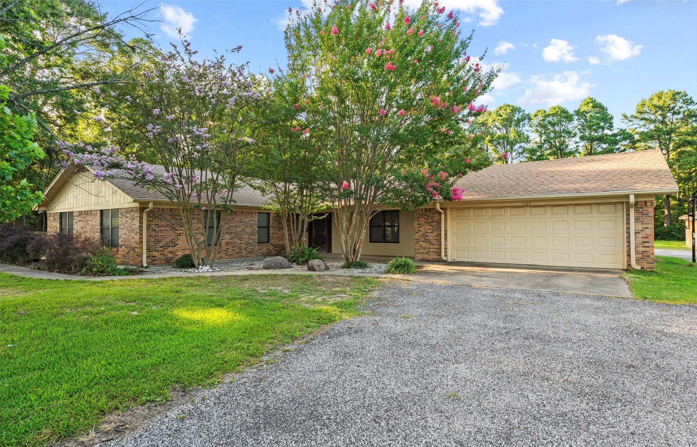 Single Family Residence For Sale in Wood County , 1104 W State Highway 154, Quitman, Texas 75783, 3 Bedroom, 3 Bathroom, 2 Garage spaces, 3,169 Sqft, built in 1985, mls#21318054, Real Estate Agent in Quitman, Homes For Sale in Wood county, Homes For Sale in Quitman, Realtor in Quitman Texas, Real Estate Brokerage Independent Realty Texas, Luminita Cordes Realtor