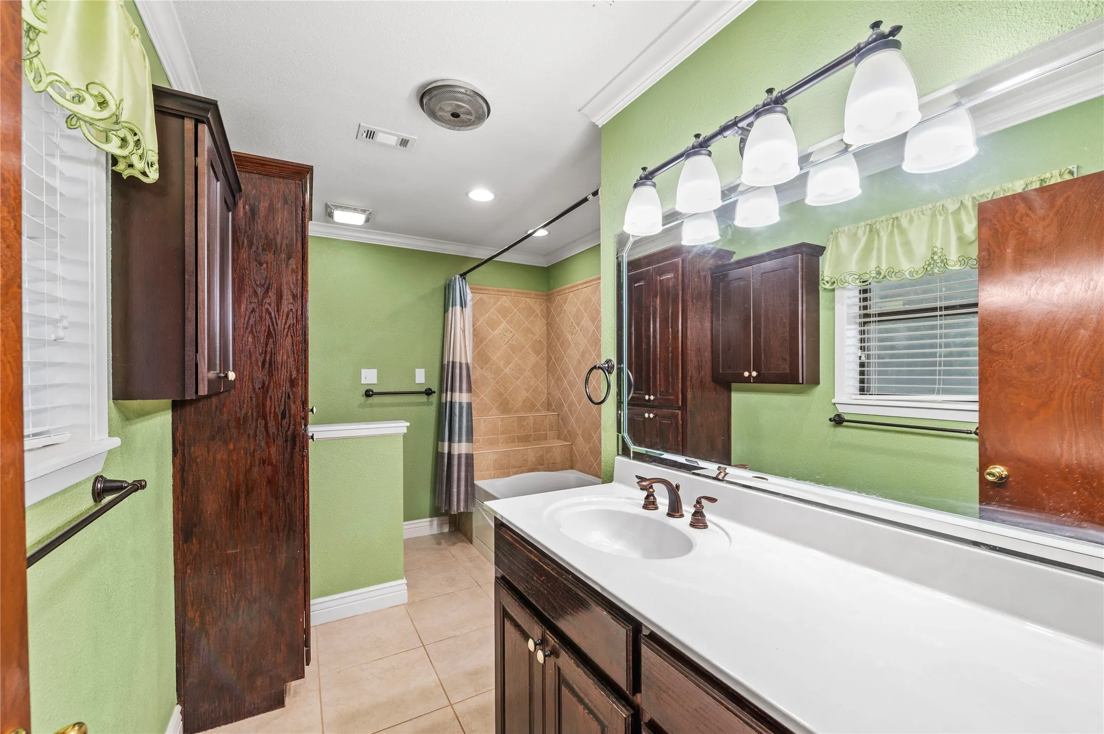 Single Family Residence For Sale in Wood County , 1104 W State Highway 154, Quitman, Texas 75783, 3 Bedroom, 3 Bathroom, 2 Garage spaces, 3,169 Sqft, built in 1985, mls#21318054, Real Estate Agent in Quitman, Homes For Sale in Wood county, Homes For Sale in Quitman, Realtor in Quitman Texas, Real Estate Brokerage Independent Realty Texas, Luminita Cordes Realtor