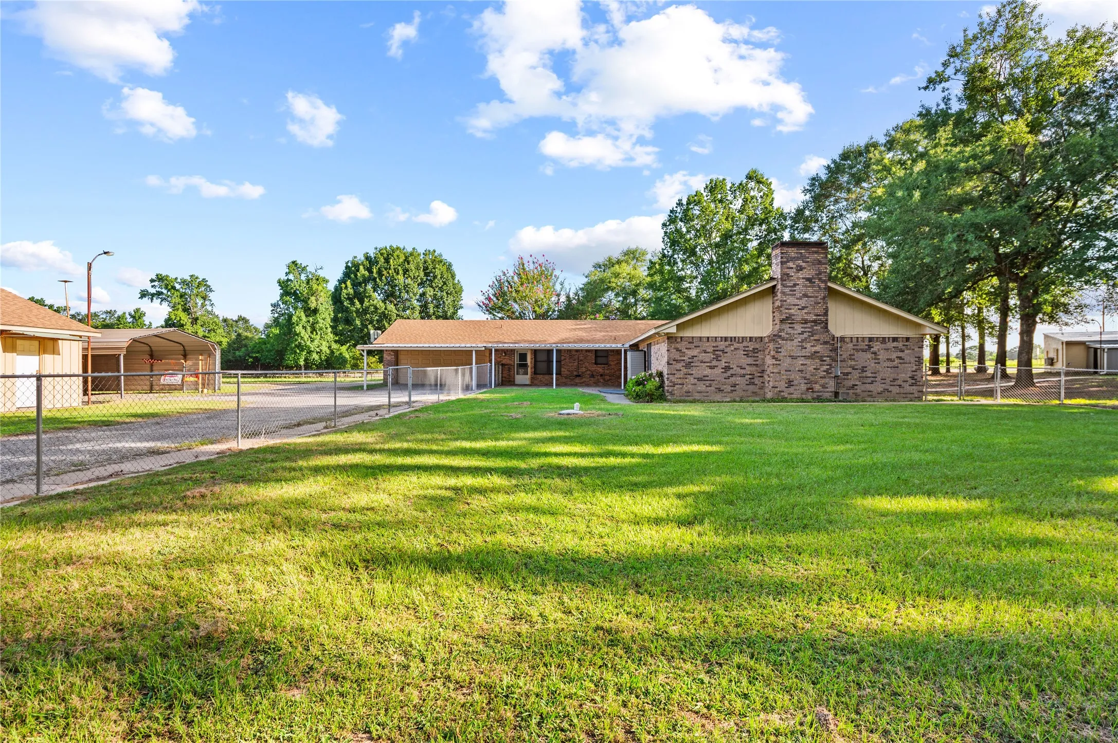 Single Family Residence For Sale in Wood County , 1104 W State Highway 154, Quitman, Texas 75783, 3 Bedroom, 3 Bathroom, 2 Garage spaces, 3,169 Sqft, built in 1985, mls#21318054, Real Estate Agent in Quitman, Homes For Sale in Wood county, Homes For Sale in Quitman, Realtor in Quitman Texas, Real Estate Brokerage Independent Realty Texas, Luminita Cordes Realtor