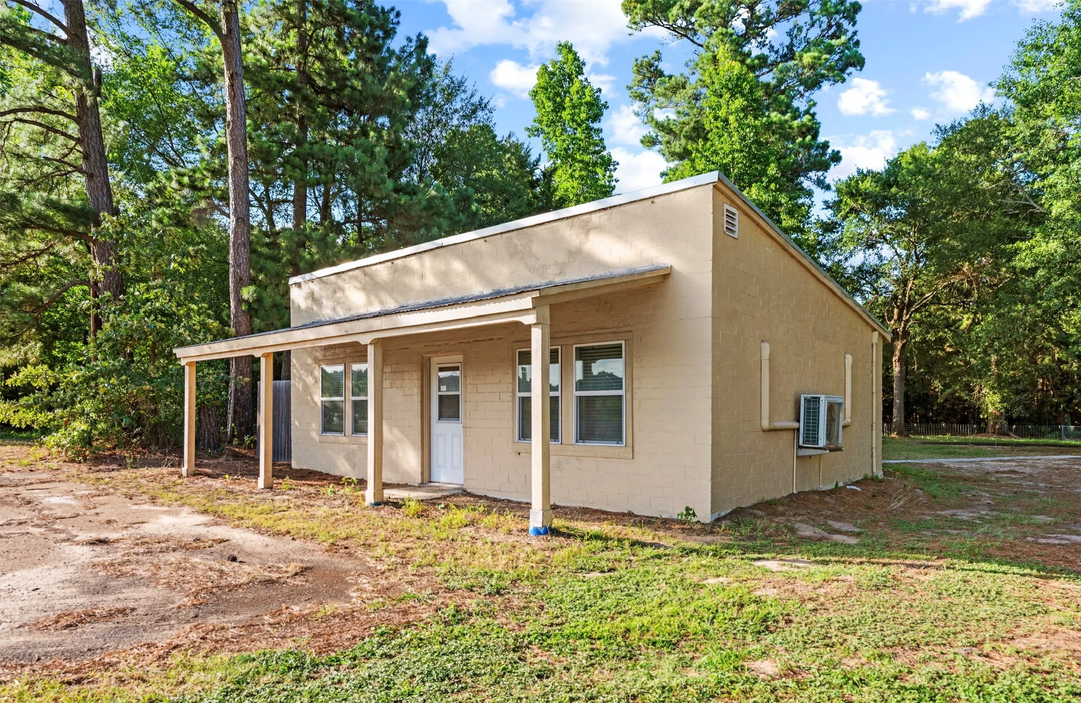 Single Family Residence For Sale in Wood County , 1104 W State Highway 154, Quitman, Texas 75783, 3 Bedroom, 3 Bathroom, 2 Garage spaces, 3,169 Sqft, built in 1985, mls#21318054, Real Estate Agent in Quitman, Homes For Sale in Wood county, Homes For Sale in Quitman, Realtor in Quitman Texas, Real Estate Brokerage Independent Realty Texas, Luminita Cordes Realtor