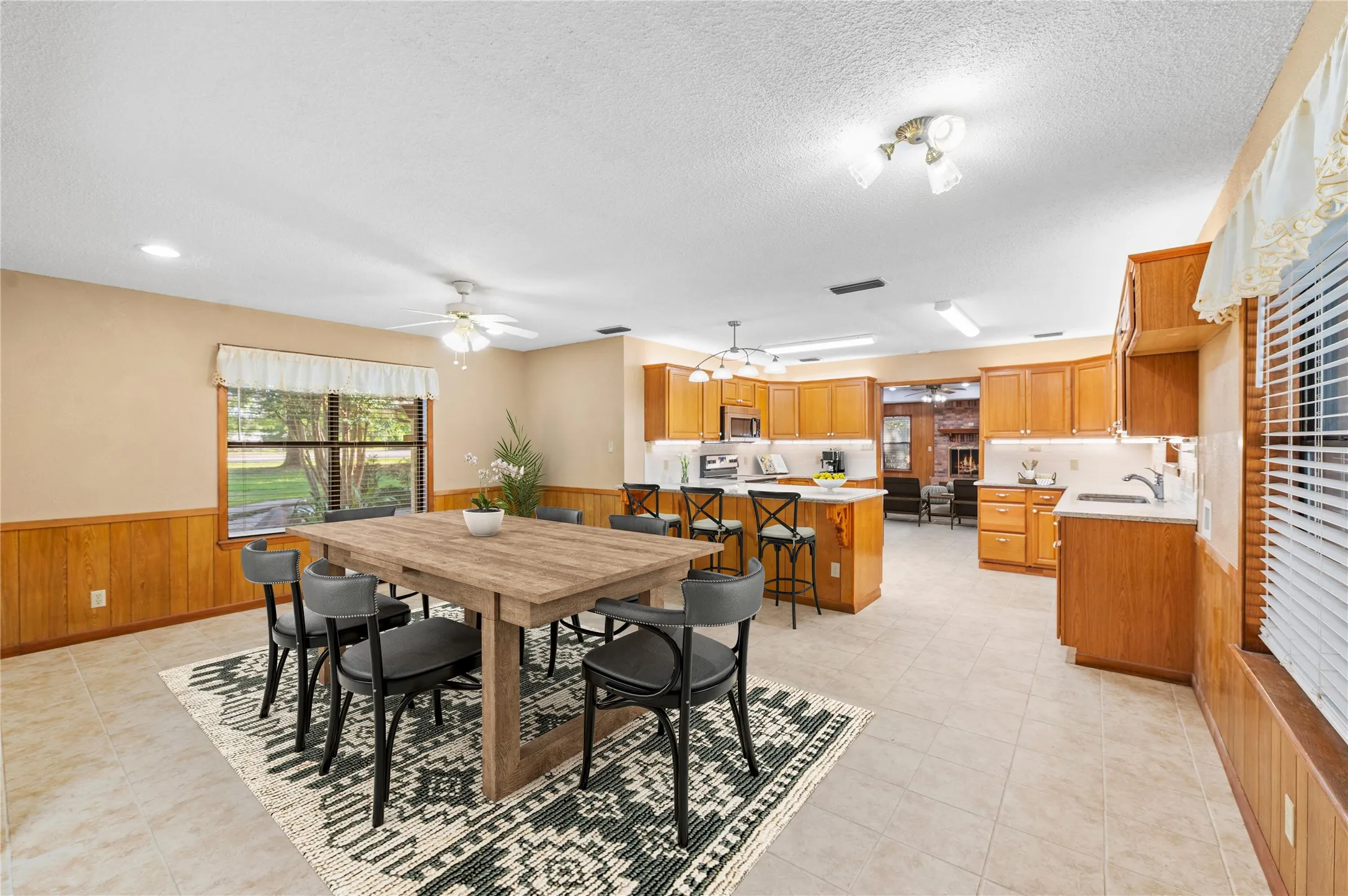 Single Family Residence For Sale in Wood County , 1104 W State Highway 154, Quitman, Texas 75783, 3 Bedroom, 3 Bathroom, 2 Garage spaces, 3,169 Sqft, built in 1985, mls#21318054, Real Estate Agent in Quitman, Homes For Sale in Wood county, Homes For Sale in Quitman, Realtor in Quitman Texas, Real Estate Brokerage Independent Realty Texas, Luminita Cordes Realtor