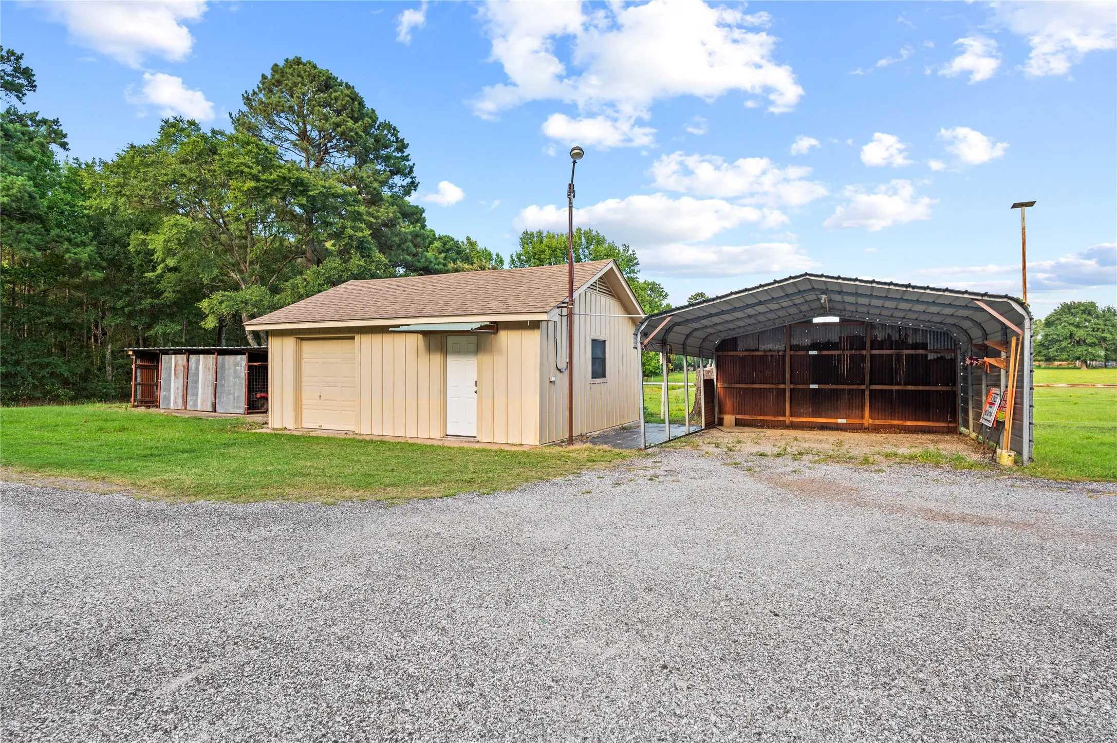 Single Family Residence For Sale in Wood County , 1104 W State Highway 154, Quitman, Texas 75783, 3 Bedroom, 3 Bathroom, 2 Garage spaces, 3,169 Sqft, built in 1985, mls#21318054, Real Estate Agent in Quitman, Homes For Sale in Wood county, Homes For Sale in Quitman, Realtor in Quitman Texas, Real Estate Brokerage Independent Realty Texas, Luminita Cordes Realtor