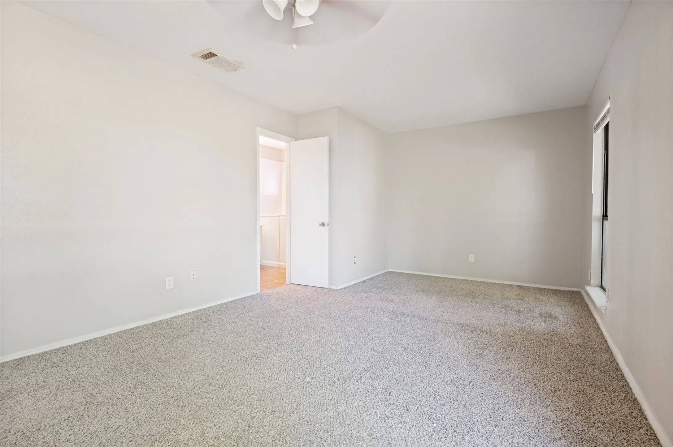 Single Family Residence For Sale in Dallas County , 805 Whitney Street, Cedar Hill, Texas 75104, 3 Bedroom, 2 Bathroom, 2 Garage spaces, 1,720 Sqft, built in 1985, mls#21318869, Real Estate Agent in Cedar Hill, Homes For Sale in Dallas county, Homes For Sale in Cedar Hill, Realtor in Cedar Hill Texas, Real Estate Brokerage Independent Realty Texas, Luminita Cordes Realtor
